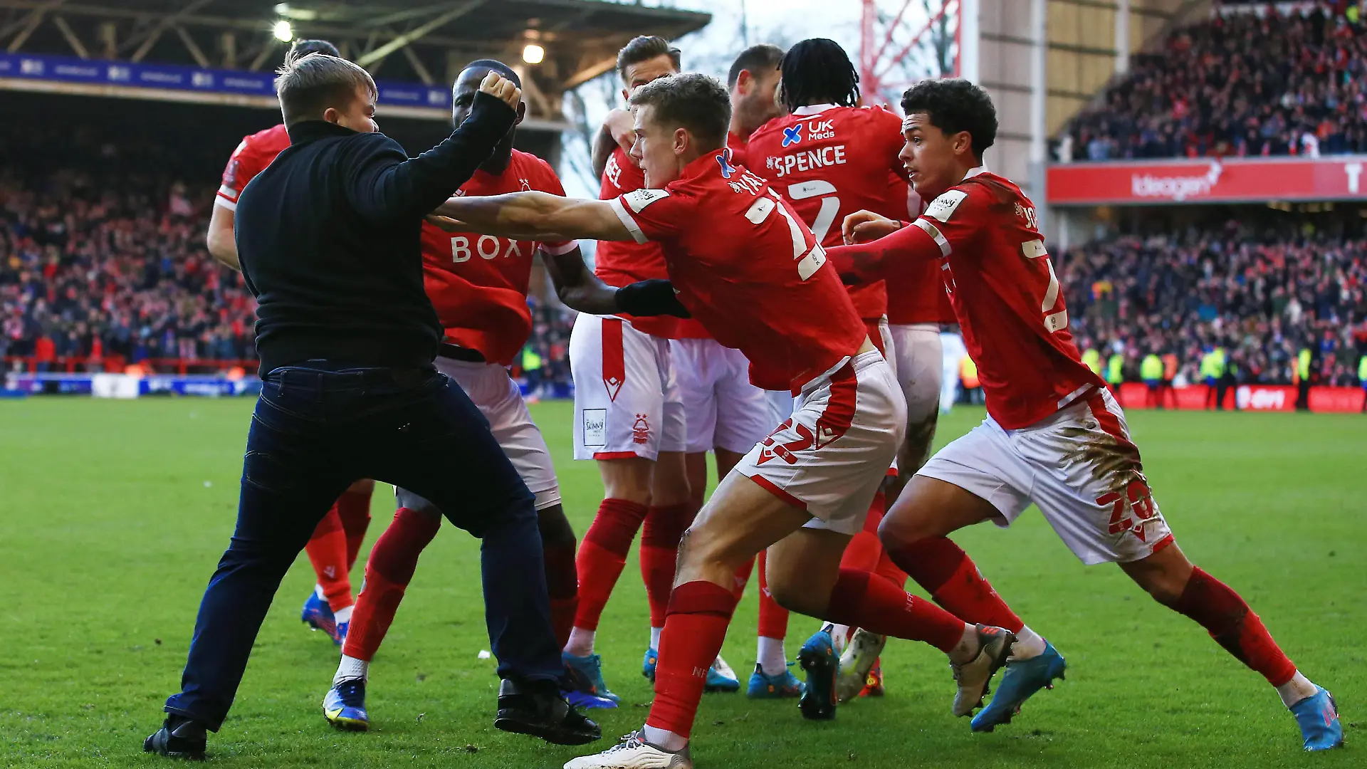 Sport Bilder des Tages Mandatory Credit: Photo by Matt West/Shutterstock 12789168y A Leicester City fan gets on to the pitch after Joe Worrall of Nottingham Forest scored his goal to make it 3-0 Nottingham Forest v Leicester City, Emirates FA Cup, Fourth Round, Football, City Ground, Nottingham, UK - 06 February 2022 EDITORIAL USE ONLY No use with unauthorised audio, video, data, fixture lists, club/league logos or live services. Online in-match use limited to 120 images, no video emulation. No use in betting, games or single club/league/player publications. Nottingham Forest v Leicester City, Emirates FA Cup, Fourth Round, Football, City Ground, Nottingham, UK - 06 February 2022 EDITORIAL USE ONLY No use with unauthorised audio, video, data, fixture lists, club/league logos or live services. Online in-match use limited to 120 images, no video emulation. No use in betting, games or single club/league/player publications. PUBLICATIONxINxGERxSUIxAUTXHUNxGRExMLTxCYPxROMxBULxUAExKSAxONLY Copyright: xMattxWest/Shutterstockx 12789168y