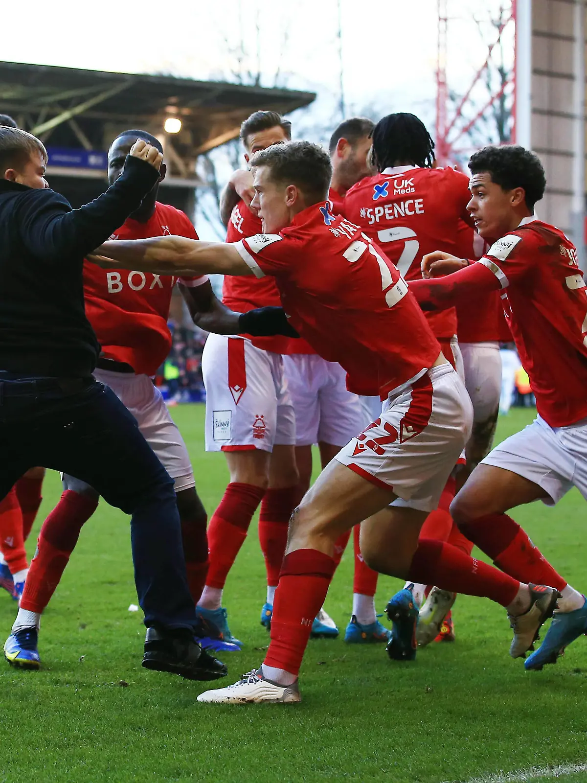 Sport Bilder des Tages Mandatory Credit: Photo by Matt West/Shutterstock 12789168y A Leicester City fan gets on to the pitch after Joe Worrall of Nottingham Forest scored his goal to make it 3-0 Nottingham Forest v Leicester City, Emirates FA Cup, Fourth Round, Football, City Ground, Nottingham, UK - 06 February 2022 EDITORIAL USE ONLY No use with unauthorised audio, video, data, fixture lists, club/league logos or live services. Online in-match use limited to 120 images, no video emulation. No use in betting, games or single club/league/player publications. Nottingham Forest v Leicester City, Emirates FA Cup, Fourth Round, Football, City Ground, Nottingham, UK - 06 February 2022 EDITORIAL USE ONLY No use with unauthorised audio, video, data, fixture lists, club/league logos or live services. Online in-match use limited to 120 images, no video emulation. No use in betting, games or single club/league/player publications. PUBLICATIONxINxGERxSUIxAUTXHUNxGRExMLTxCYPxROMxBULxUAExKSAxONLY Copyright: xMattxWest/Shutterstockx 12789168y
