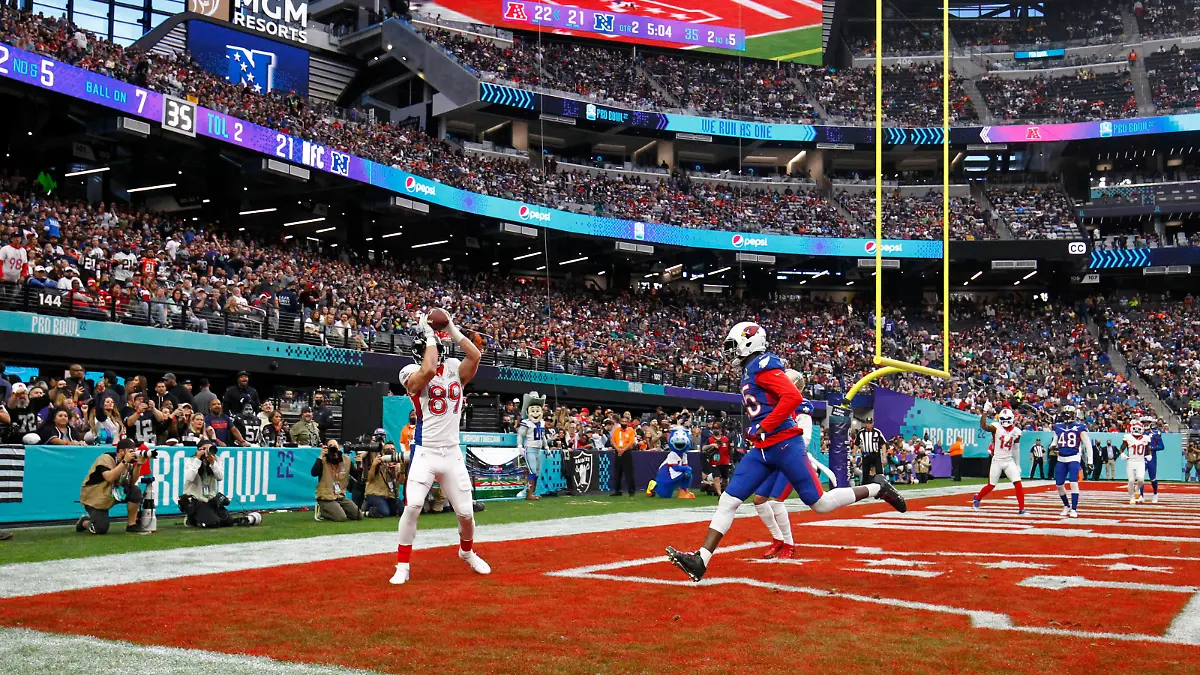 Sport Bilder des Tages LAS VEGAS, NV - FEBRUARY 06: Baltimore Ravens tight end Mark Andrews 89 catches a touchdown during the NFL, American Football Herren, USA Pro Bowl presented by Verizon on February 6, 2022 at Allegiant Stadium in Las Vegas, Nevada. Photo by Jeff Speer/Icon Sportswire NFL: FEB 06 2022 Pro Bowl Icon220206040