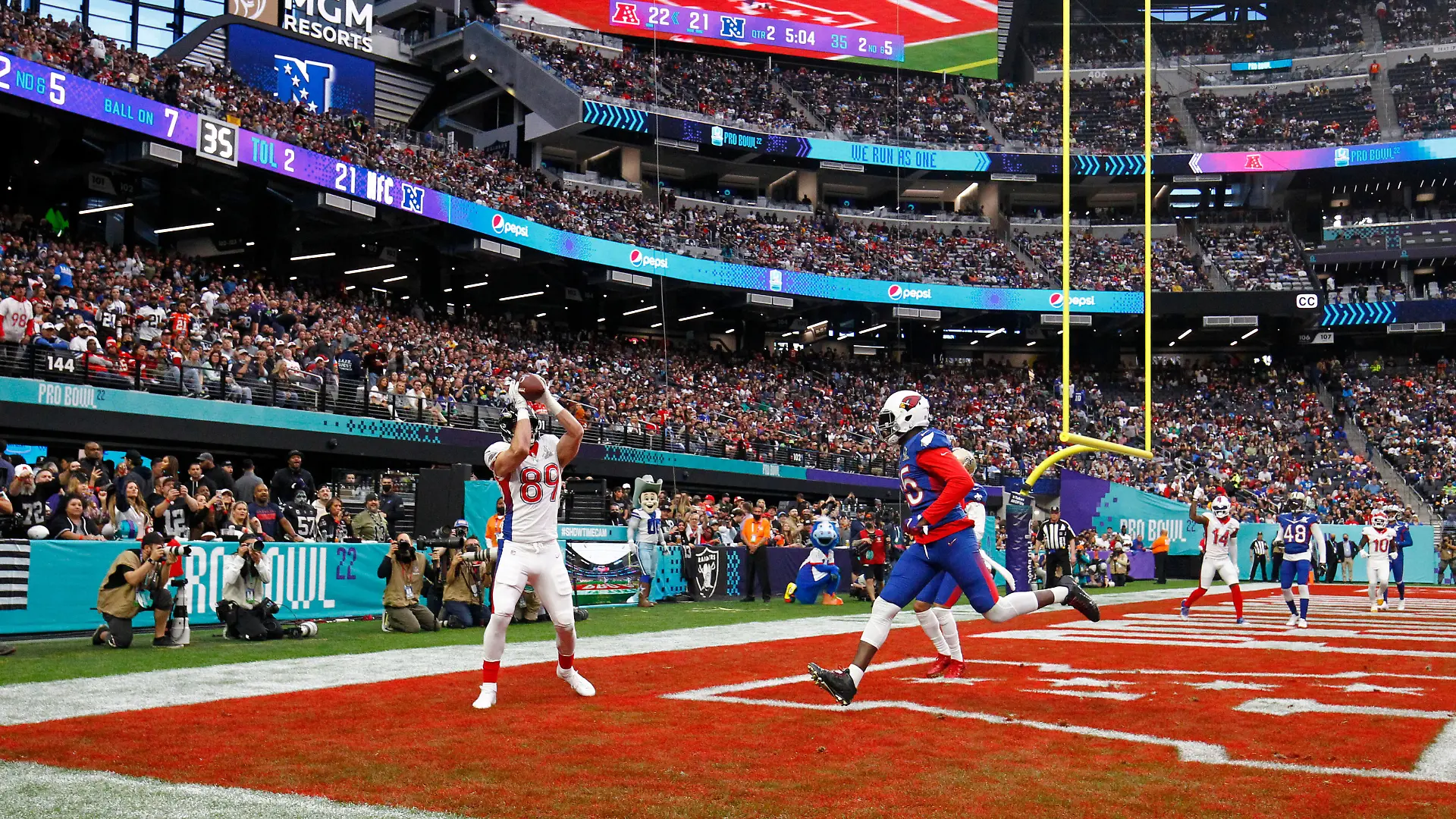 Sport Bilder des Tages LAS VEGAS, NV - FEBRUARY 06: Baltimore Ravens tight end Mark Andrews 89 catches a touchdown during the NFL, American Football Herren, USA Pro Bowl presented by Verizon on February 6, 2022 at Allegiant Stadium in Las Vegas, Nevada. Photo by Jeff Speer/Icon Sportswire NFL: FEB 06 2022 Pro Bowl Icon220206040