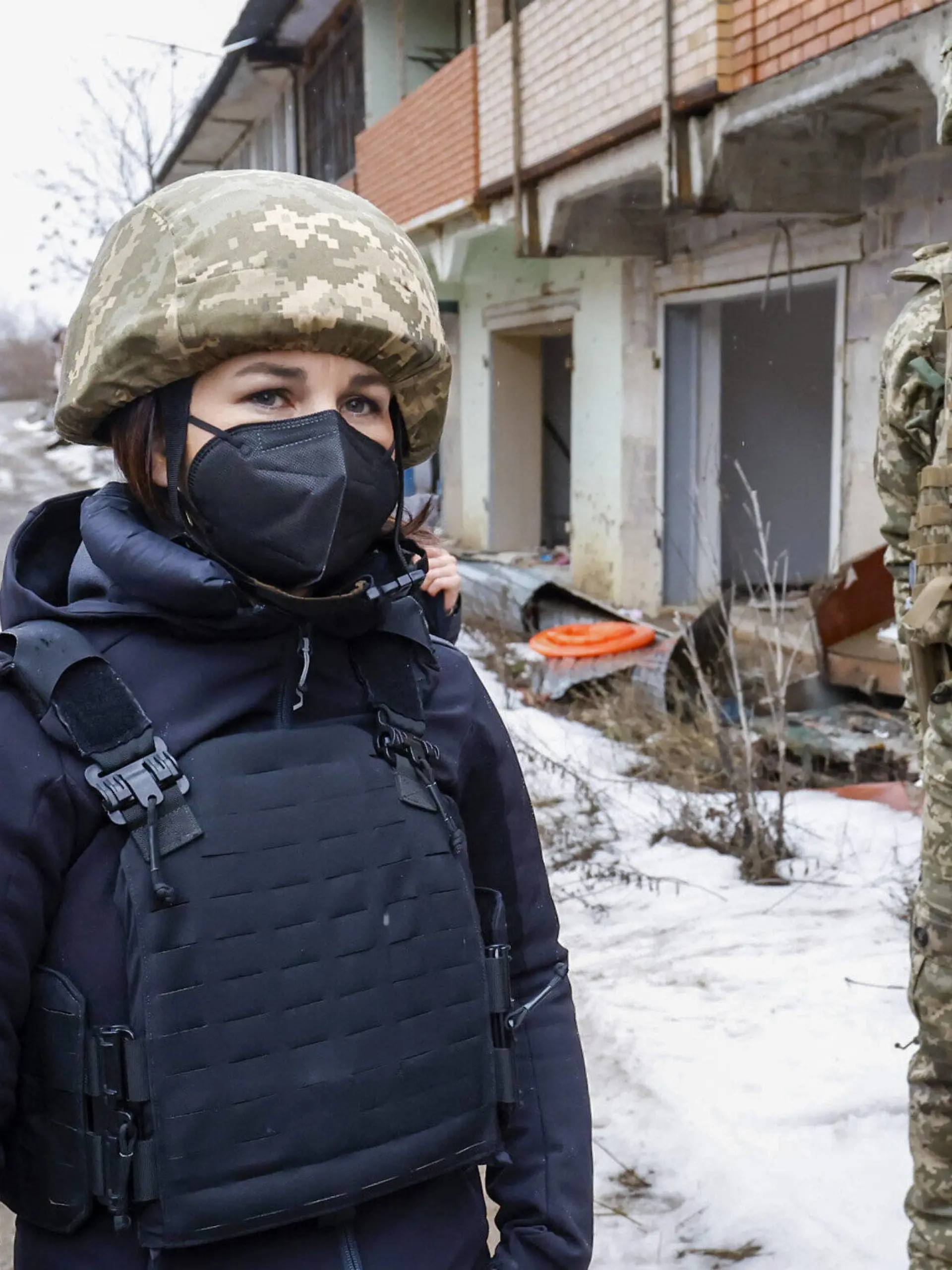  Annalena Baerbock Buendnis 90/Die Gruenen, Bundesaussenministerin, besucht mit dem ukrainischen Militaer die sogenannte Kontaktlinie in dem Ort Schyrokyne in der Ost-Ukraine. Die Ministerin will sich ueber die militaerische Situation vor Ort informieren und auch mit VertreterInnen der Sonderbeobachtungsmission der OSZE zusammentreffen. Schyrokyne Ukraine *** Annalena Baerbock Buendnis 90 Die Gruenen , German Foreign Minister, visits with the Ukrainian military the so-called contact line in the village of Shyrokyne in eastern Ukraine The Minister wants to inform herself about the military situation on the ground and also meet with representatives of the Special Monitoring Mission of the OSCE Shyrokyne Ukraine Copyright: xThomasxKoehlerx
