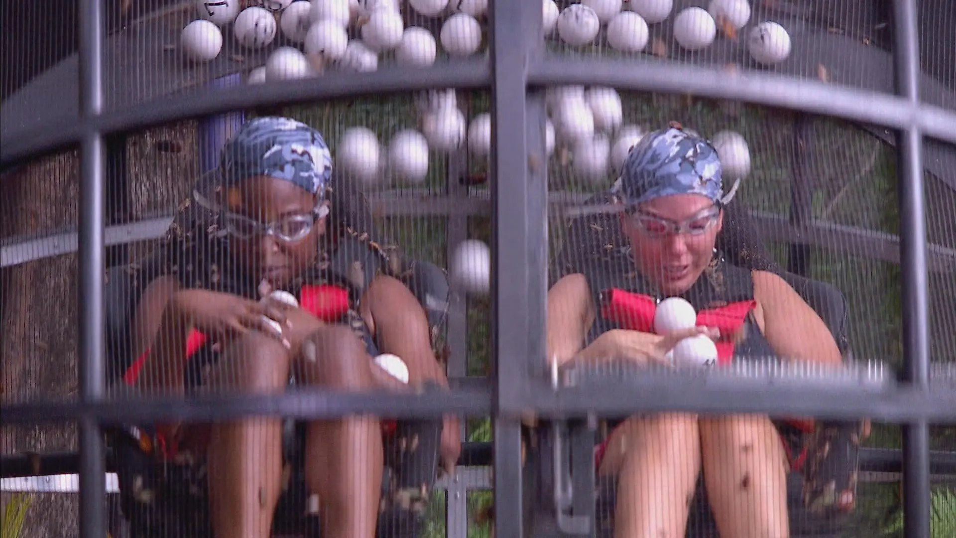 ACHTUNG: SPERRFRIST FÜR ALLE MEDIEN BIS MITTWOCH, 26.01.2022, 23.45 UHR !!!  Tag 6 _ Dschungelprüfung _Schrotto-Lotto_. Linda Nobat (l.) und Tara Tabitha sitzen in der Lostrommel. Ebenfalls befinden sich in der Maschine mit Zahlen bedruckte Bälle sowie nach und nach eingefüllte Tiere, Insekten, Fleischabfälle und diverse stinkende Flüssigkeiten. Die "Lotto-Feen" Sonja Zietlow und Daniel Hartwich stellen den beiden Prüflingen, die sich in der drehenden Kugel immer wieder überschlagen, Fragen.

Die Verwendung des sendungsbezogenen Materials ist nur mit dem Hinweis und Verlinkung auf RTL+ gestattet.