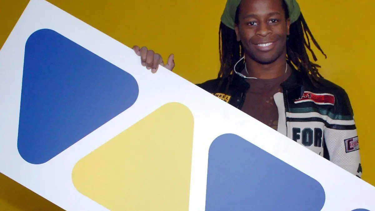 Mola Adebisi mit dem Viva-Logo