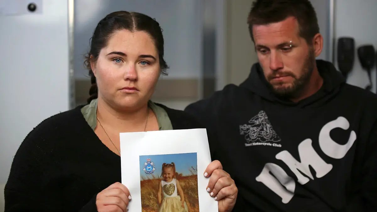 dpatopbilder - 19.10.2021, Australien, Carnarvon: Ellie Smith (l) und ihr Partner Jake Gliddon zeigen ein Foto ihrer vermissten Tochter Cleo in der Nähe von Carnarvon im Bundesstaat Western Australia. Rund zweieinhalb Wochen nach seinem mysteriösen Verschwinden von einem Campingplatz in Westaustralien hat die Polizei ein vierjähriges Mädchen wohlbehalten wieder entdeckt. Cleo Smith wurde von der Polizei aus einem verschlossenen Haus in der Stadt Carnarvon befreit, wie der stellvertretende Kommissar Col Blanch am frühen Mittwochmorgen (Ortszeit) sagte. Foto: James Carmody/AAP/ABC NEWS Pool via AP/dpa +++ dpa-Bildfunk +++