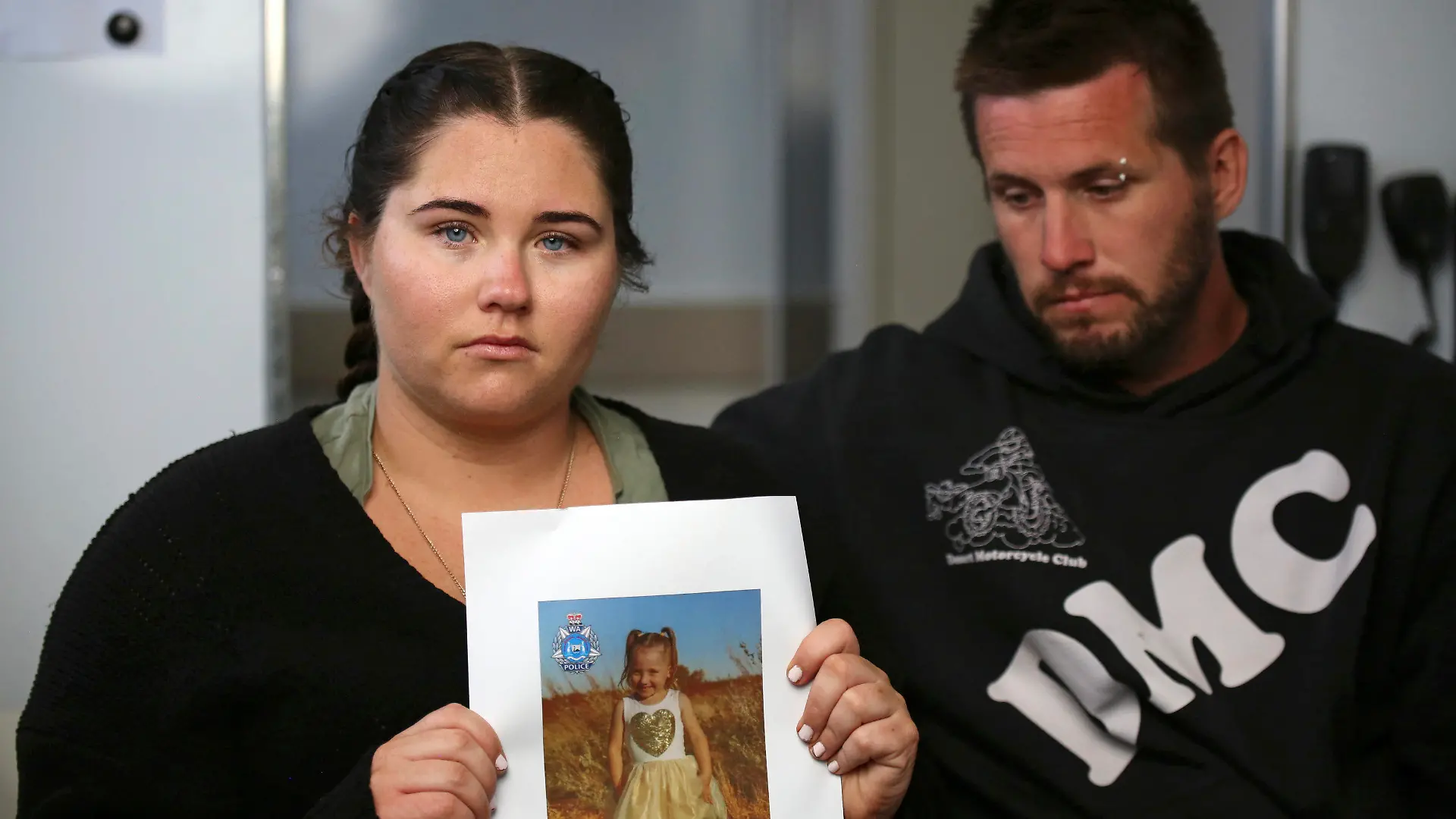 dpatopbilder - 19.10.2021, Australien, Carnarvon: Ellie Smith (l) und ihr Partner Jake Gliddon zeigen ein Foto ihrer vermissten Tochter Cleo in der Nähe von Carnarvon im Bundesstaat Western Australia. Rund zweieinhalb Wochen nach seinem mysteriösen Verschwinden von einem Campingplatz in Westaustralien hat die Polizei ein vierjähriges Mädchen wohlbehalten wieder entdeckt. Cleo Smith wurde von der Polizei aus einem verschlossenen Haus in der Stadt Carnarvon befreit, wie der stellvertretende Kommissar Col Blanch am frühen Mittwochmorgen (Ortszeit) sagte. Foto: James Carmody/AAP/ABC NEWS Pool via AP/dpa +++ dpa-Bildfunk +++