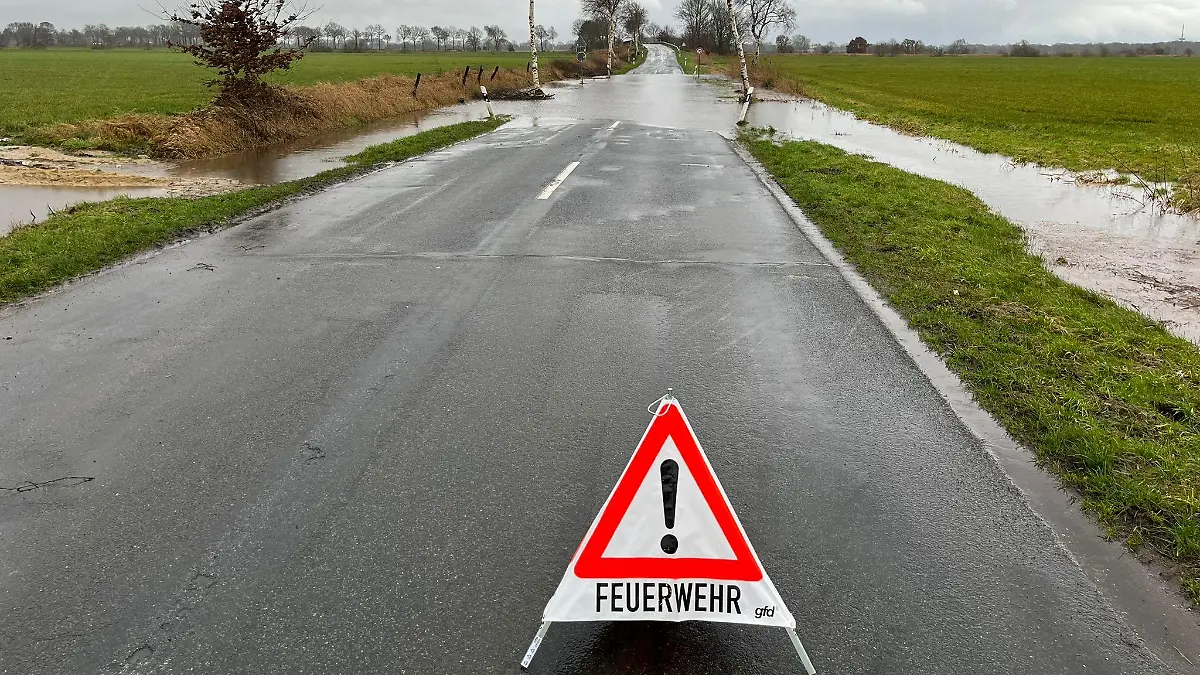 Die gesperrte K61 in Laven
Foto: Ortsfeuerwehr Spaden