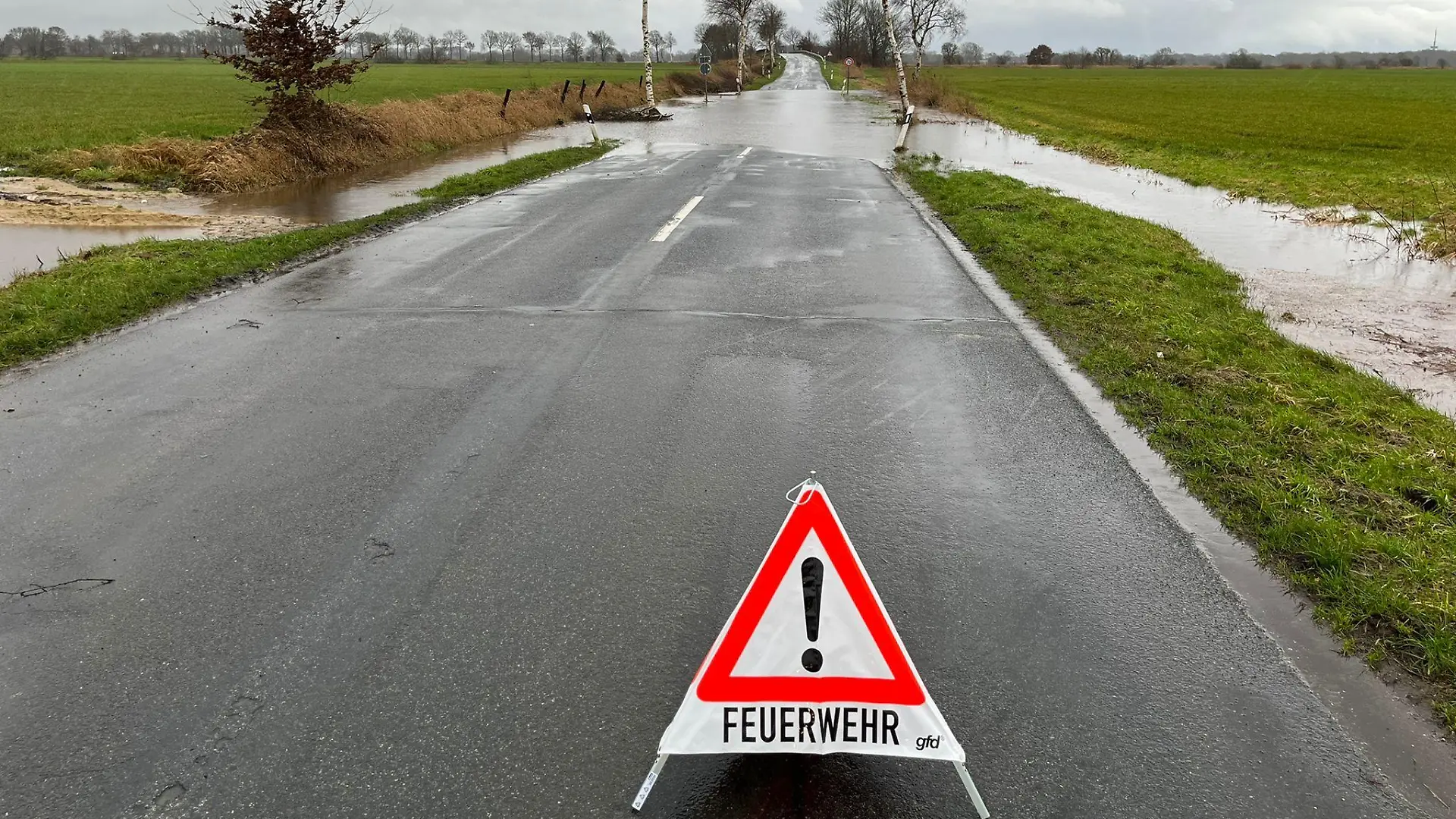 Die gesperrte K61 in Laven
Foto: Ortsfeuerwehr Spaden