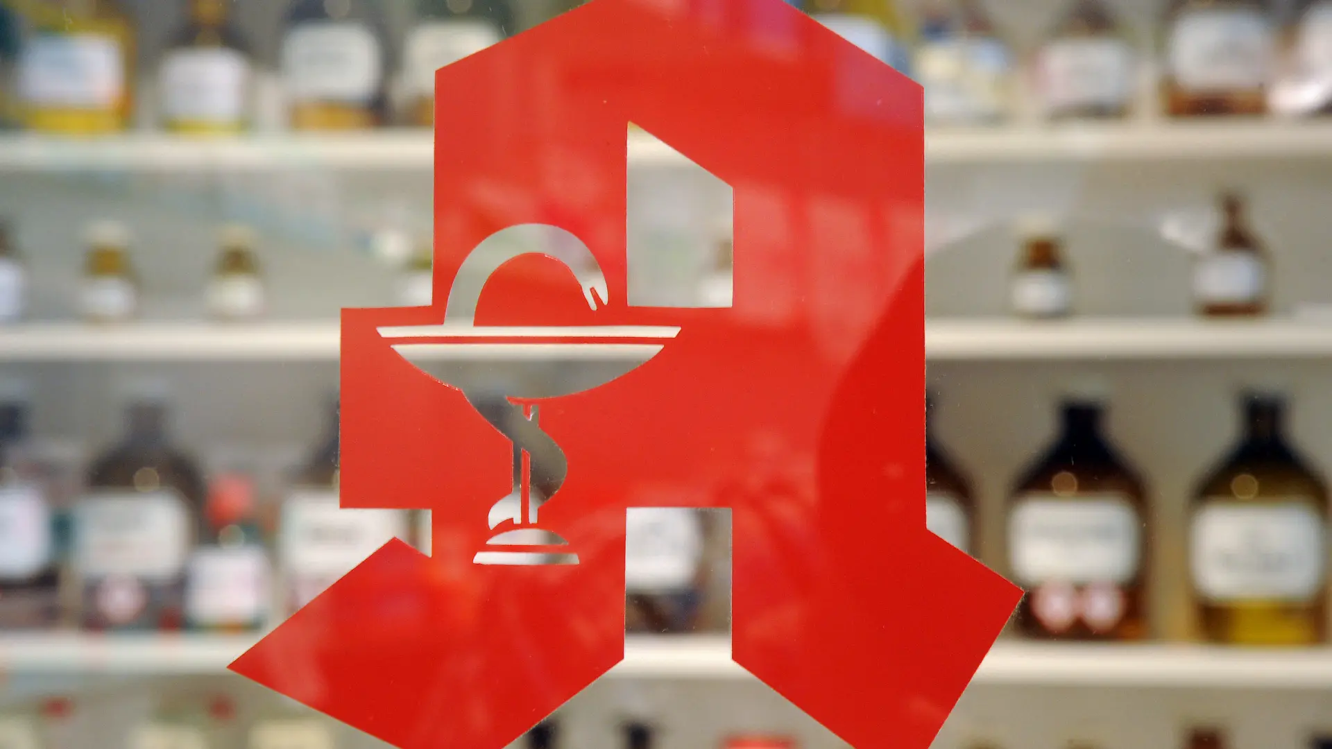 ARCHIV - 09.08.2012, Baden-Württemberg, ---: Das Logo an der Tür einer Apotheke. (zu dpa: «Apotheken im Südwesten starten bald mit Corona-Impfungen») Foto: Uli Deck/dpa +++ dpa-Bildfunk +++