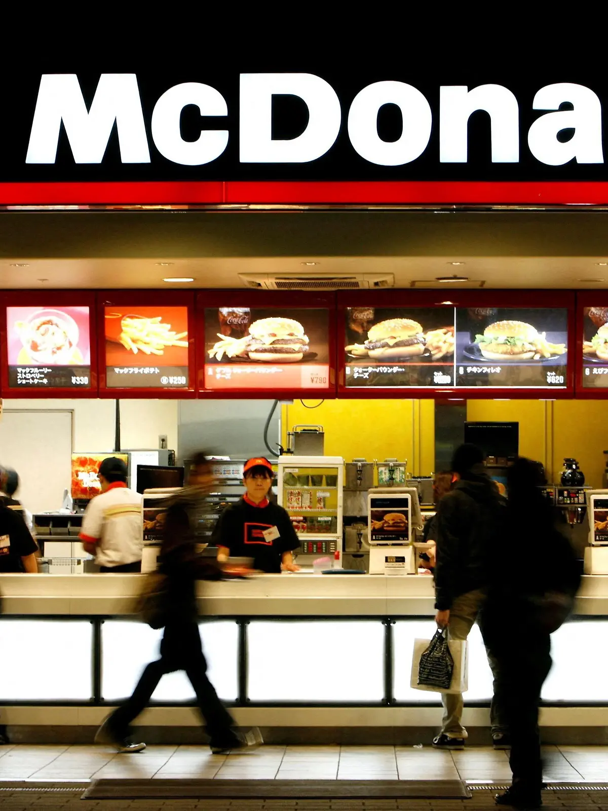 FILE PHOTO: A McDonald's restaurant is seen in Tokyo November 29, 2008.   REUTERS/Stringer (JAPAN)/File Photo