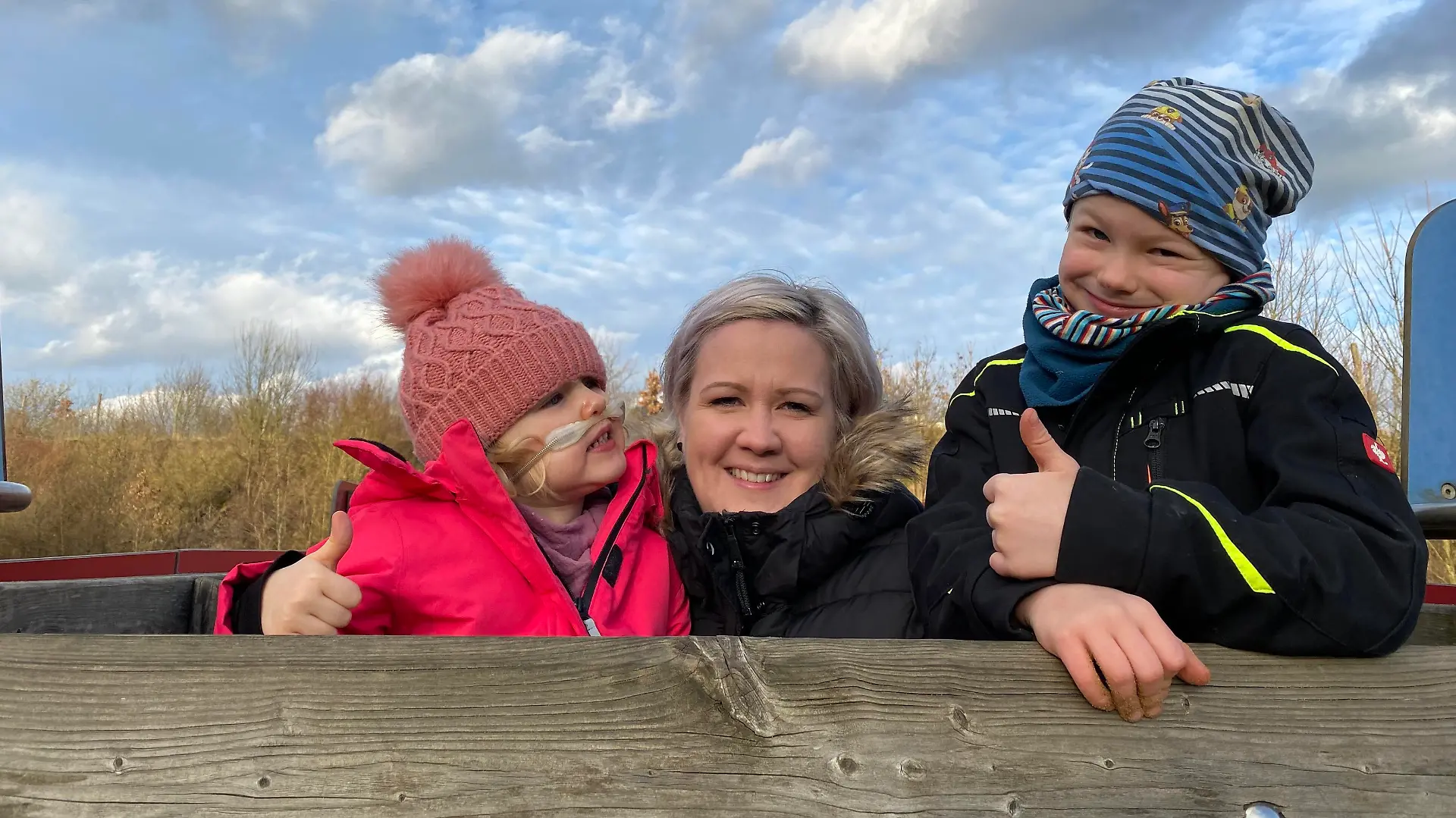 Mama Melanie Bähr mit der lungenkranken Tochter Merle und ihrem Sohn Lennart.