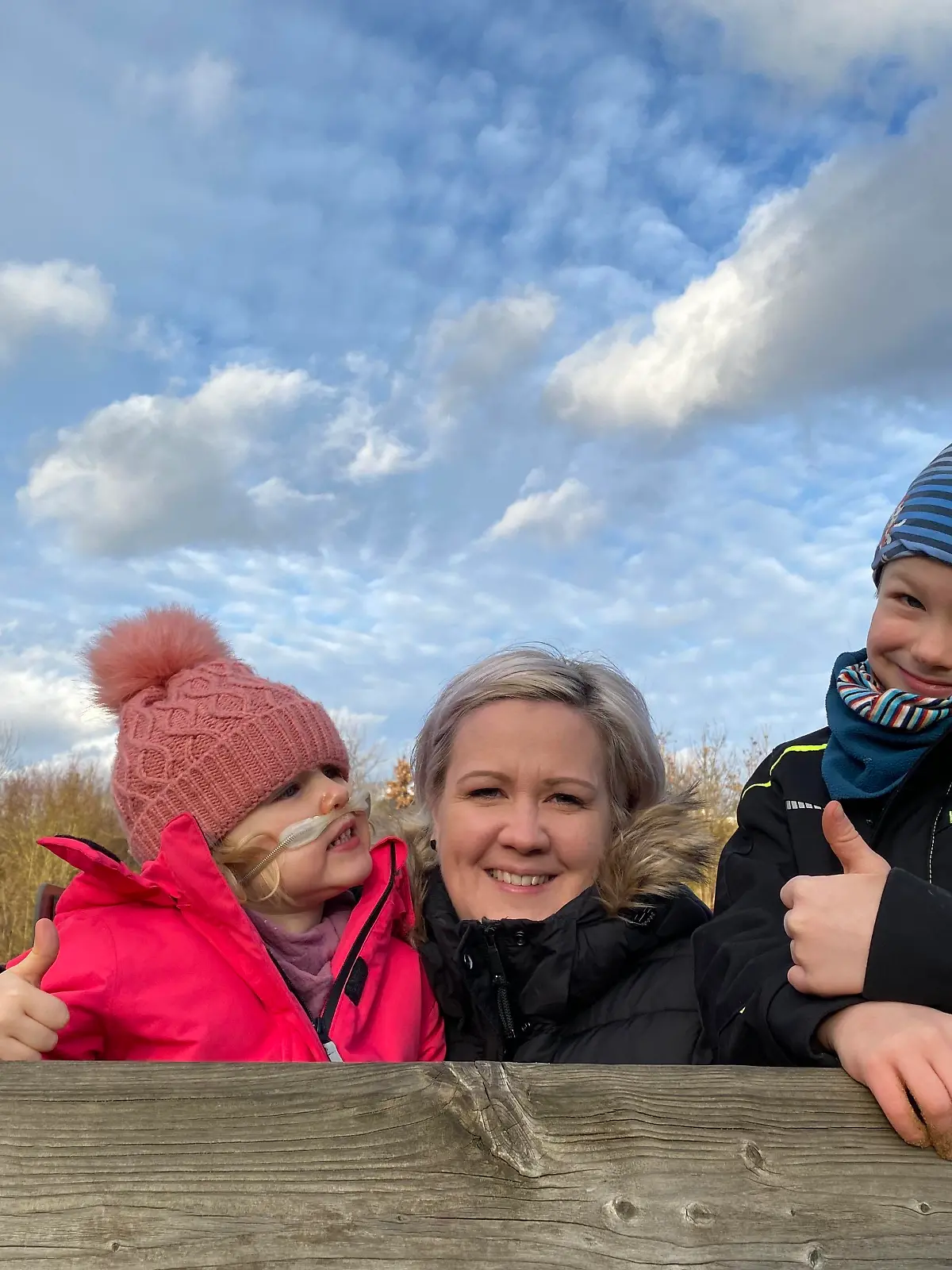 Mama Melanie Bähr mit der lungenkranken Tochter Merle und ihrem Sohn Lennart.
