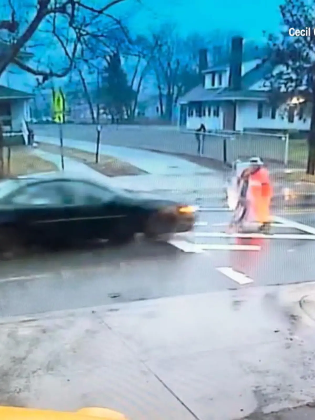 Im US-amerikanischen Maryland hat eine Verkehrspolizistin gerade noch so eine Schülerin retten können. Als das Mädchen über den Zebrastreifen läuft, fährt der Fahrer einfach weiter. Annette Goodyear verhindert hier schlimmeres.