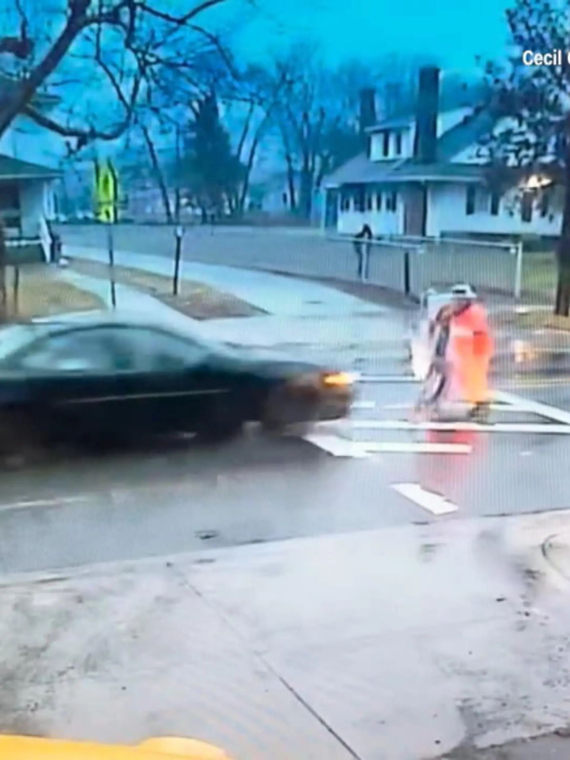 Im US-amerikanischen Maryland hat eine Verkehrspolizistin gerade noch so eine Schülerin retten können. Als das Mädchen über den Zebrastreifen läuft, fährt der Fahrer einfach weiter. Annette Goodyear verhindert hier schlimmeres.