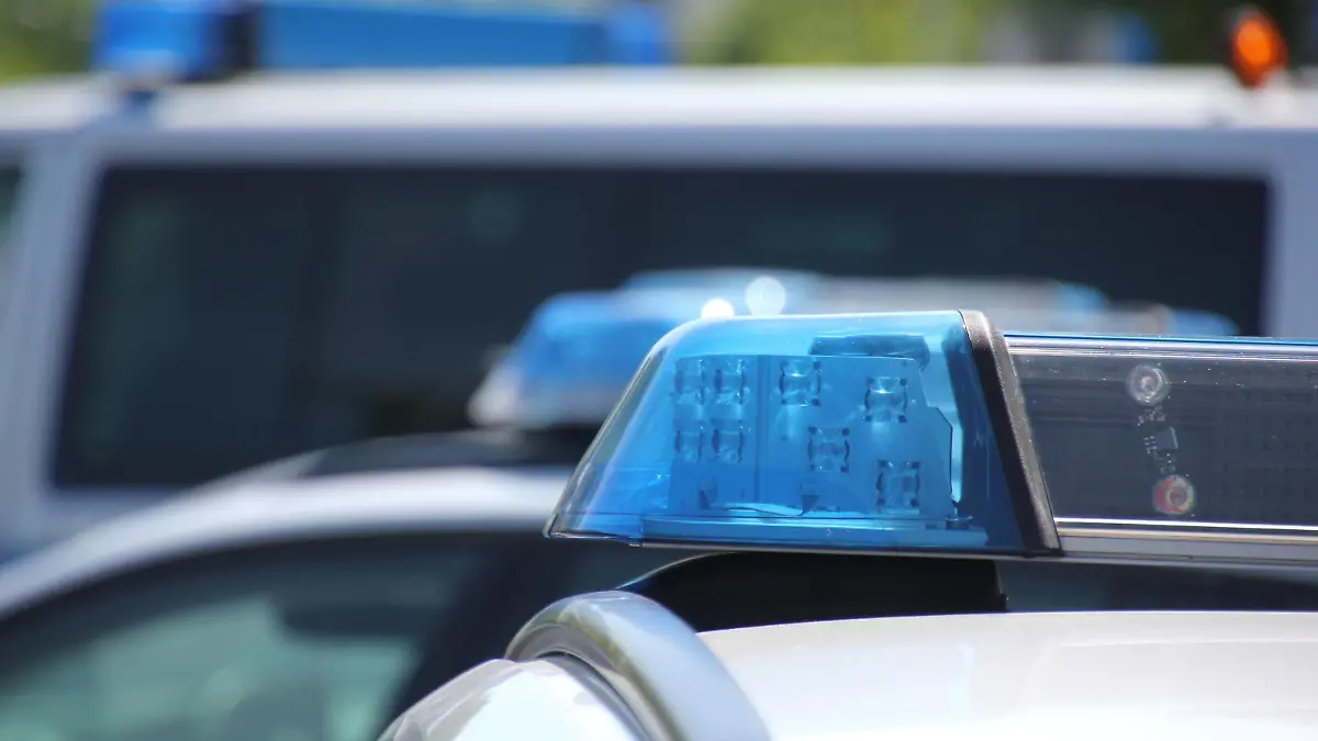 Symbolbilder / Themenbilder: Polizei, Rettungsdienst, Feuerwehr Polizei, Blaulicht, Einsatz,Niedersachsen, Hannover, Notfall, 110, Notruf, Einsatzstelle, Hilfe, Streife, 112, Blaulicht, Einsatzfahrt, Deutschland, Unfall, Überfall, Streifenwagen, Funkstreifenwagen, Peterwagen, Nahaufnahme, Polizeiinspektion, Kiriminalpolizei, Kriminaldauerdienst, Fahrzeug, Personenschaden, Verkehrsunfall, Autobahn, Innenstadt, Gesellschaft,, Festnahme, Demonstration, Demo, Kundgebung Schlägerei, Polizei, Verkehrsunfall, Autobahn, Autobahnpolizei Deutschland *** Symbolic images Thematic images police, rescue service, fire brigade police, blue light, deployment, Lower Saxony, Hanover, emergency, 110, emergency call, emergency site, help, patrol, 112, blu Copyright: xMartinxDziadekx