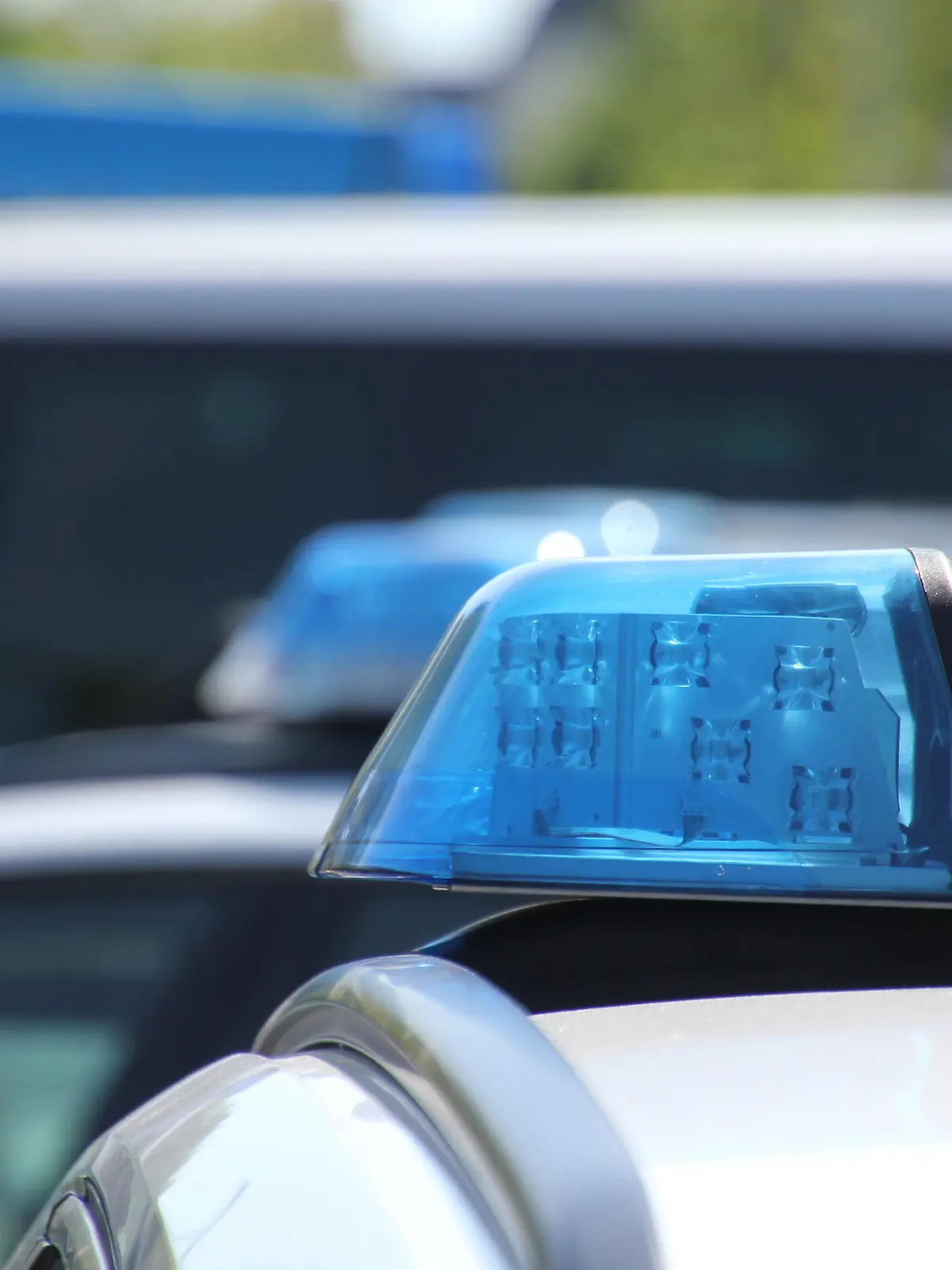  Symbolbilder / Themenbilder: Polizei, Rettungsdienst, Feuerwehr Polizei, Blaulicht, Einsatz,Niedersachsen, Hannover, Notfall, 110, Notruf, Einsatzstelle, Hilfe, Streife, 112, Blaulicht, Einsatzfahrt, Deutschland, Unfall, Überfall, Streifenwagen, Funkstreifenwagen, Peterwagen, Nahaufnahme, Polizeiinspektion, Kiriminalpolizei, Kriminaldauerdienst, Fahrzeug, Personenschaden, Verkehrsunfall, Autobahn, Innenstadt, Gesellschaft,, Festnahme, Demonstration, Demo, Kundgebung Schlägerei, Polizei, Verkehrsunfall, Autobahn, Autobahnpolizei Deutschland *** Symbolic images Thematic images police, rescue service, fire brigade police, blue light, deployment, Lower Saxony, Hanover, emergency, 110, emergency call, emergency site, help, patrol, 112, blu Copyright: xMartinxDziadekx