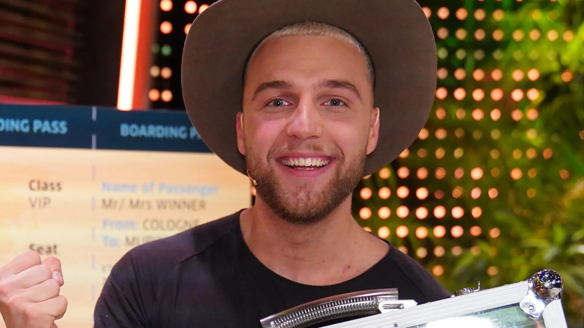 HANDOUT - 29.01.2021, Nordrhein-Westfalen, Hürth: Filip Pavlovic jubelt über seinen Sieg bei der RTL-«Dschungelshow». Der 26-Jährige gewann am späten Freitagabend die Dschungel-Ersatzshow des Senders und damit das «Goldene Ticket» nach Australien. Nebenbei sicherte er sich auch noch 50 000 Euro Preisgeld. Foto: Stefan Gregorowius/RTL/dpa - ACHTUNG: Nur zur redaktionellen Verwendung im Zusammenhang mit einer Berichterstattung über die RTL-Show und nur mit vollständiger Nennung des vorstehenden Credits +++ dpa-Bildfunk +++