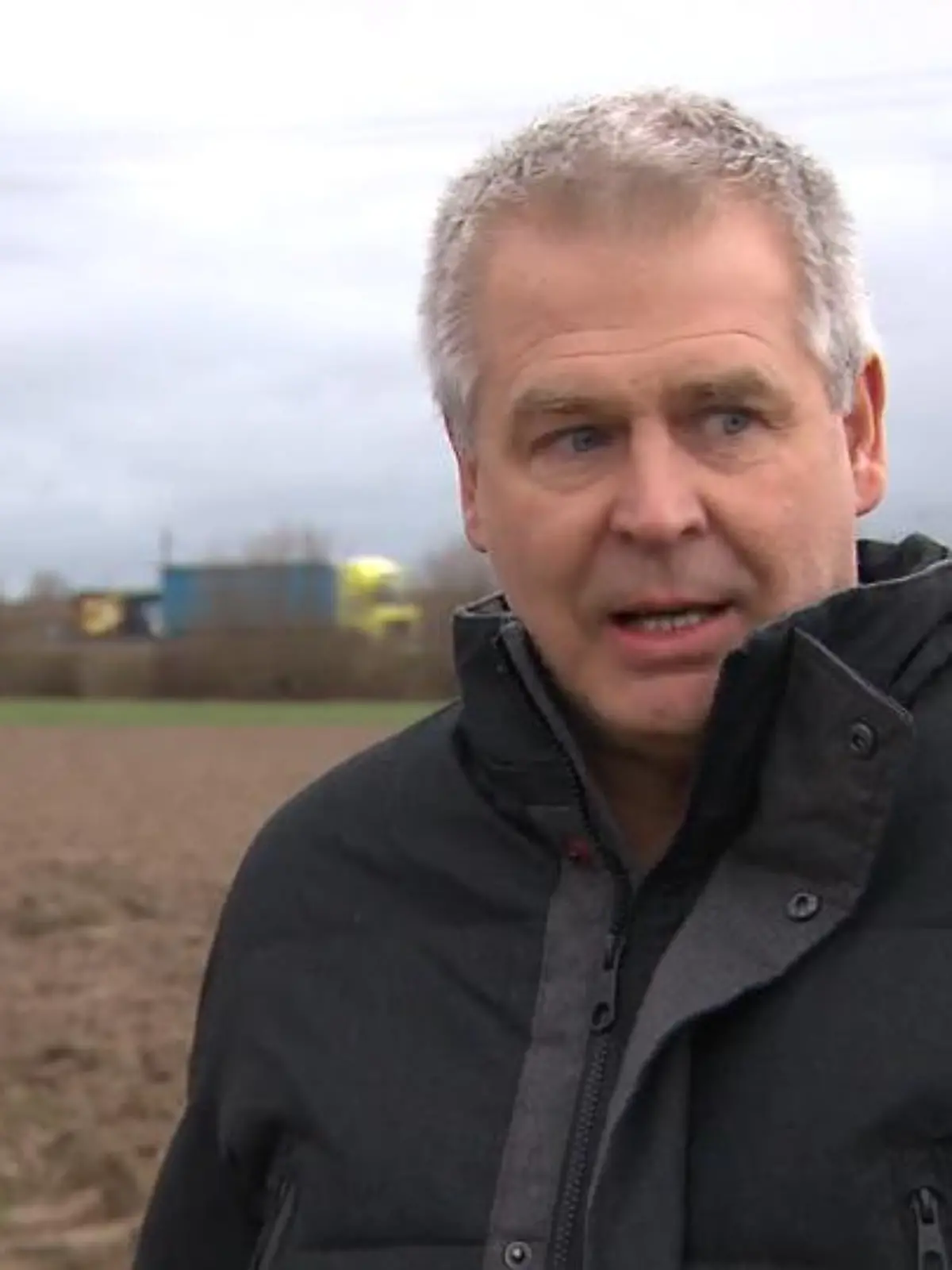 Regionale Produkte sollen der alternativen Energie weichen: Die Landwirte in Lindenholzhausen bringt das aktuelle Vorhaben der Energieversorgung Limburg GmbH in einen großen Gewissenskonflikt. Sind Profit und zukunftsträchtige Solaranlagen mehr wert als die heimischen Kartoffeln? Mehr zum schwierigen Zustand zwischen Berufsehre und Umweltargumenten gibt’s im Video.