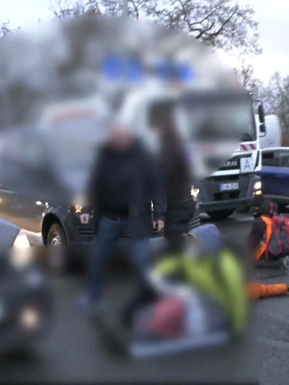 In Berlin reißt immer mehr Autofahrern gerade der Geduldsfaden. Sie sind zunehmend genervt von Klima-Demonstranten,
die jetzt wieder Straßen in der Hauptstadt blockiert haben.
