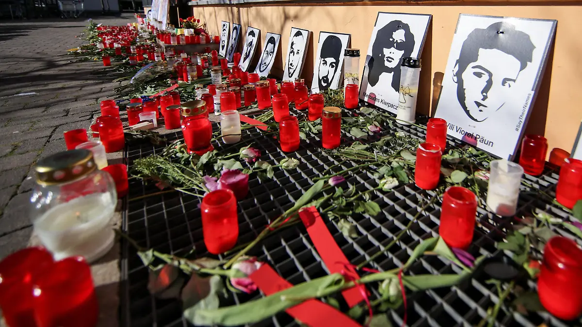  21.02.2021, xpsx, Lokal Hanau Nachbericht Jahrestag des Attentats v.l. Trauner, Gedenken, Blumen, Kerzen, Opfer, Anschlag, Attentat, 19.Februar 2020, Hanau, HU, Tatort,, Hanau Hessen Deutschland DEU Inennstadt *** 21 02 2021, xpsx, local Hanau after report anniversary of assassination v l Trauner, commemoration, flowers, candles, victims, attack, assassination, 19 February 2020, Hanau, HU, crime scene,, Hanau Hesse Germany DEU Inennstadt
