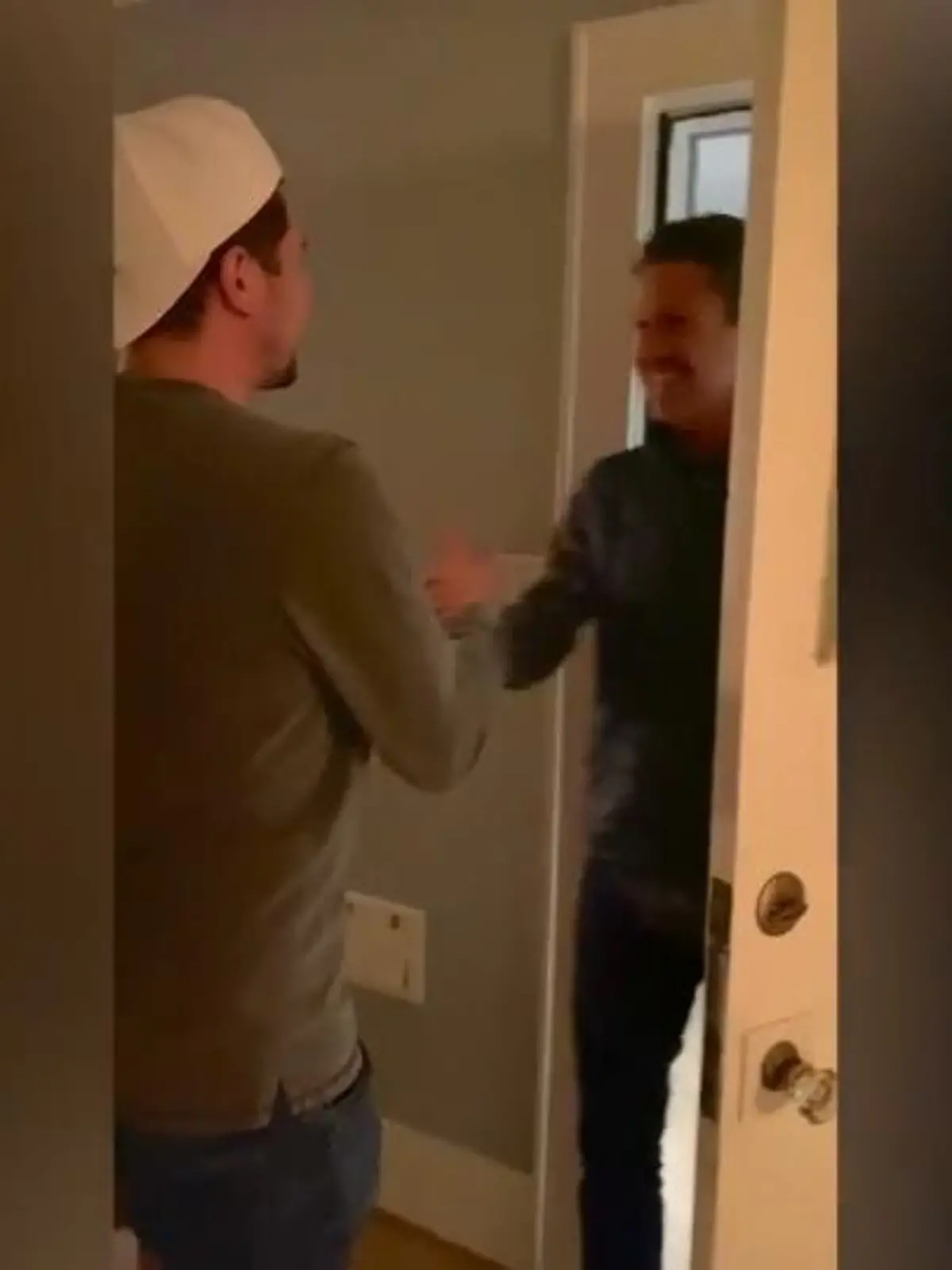 Bild zu: "Sohn trifft verloren geglaubten Vater"