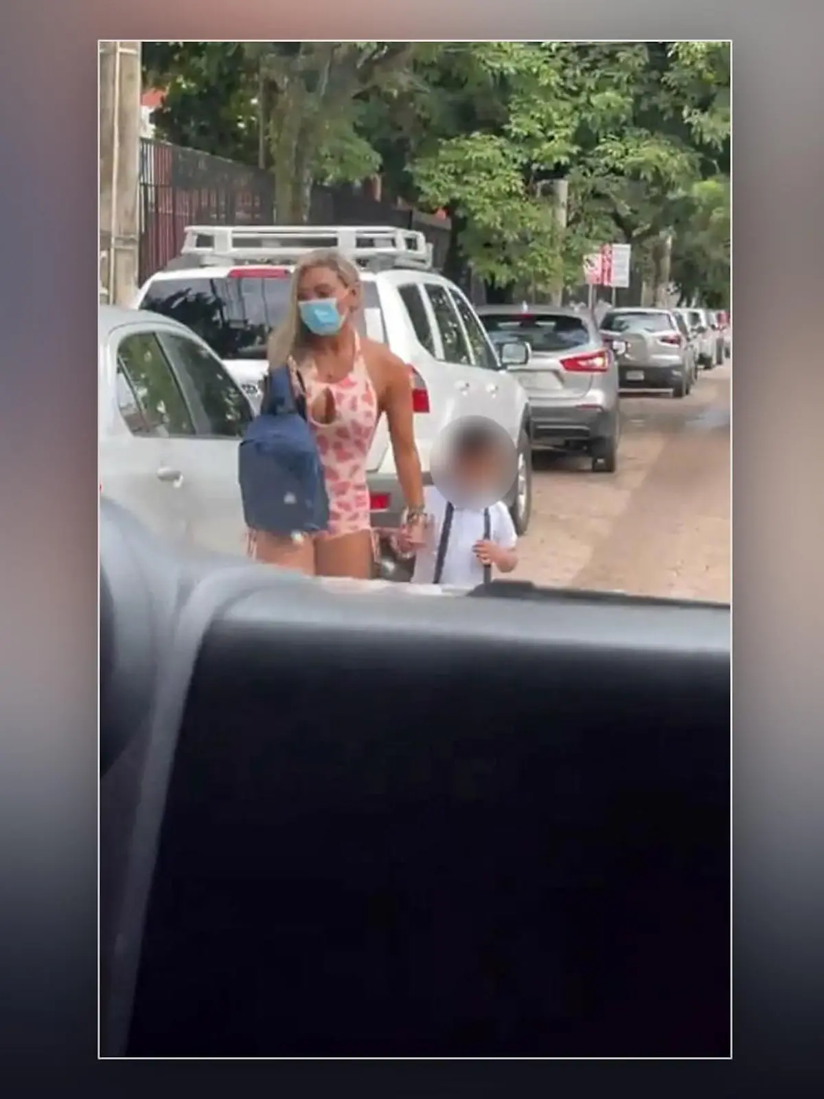 Vanesita Medina mit ihrem dreijährigen Sohn auf dem Schulweg
