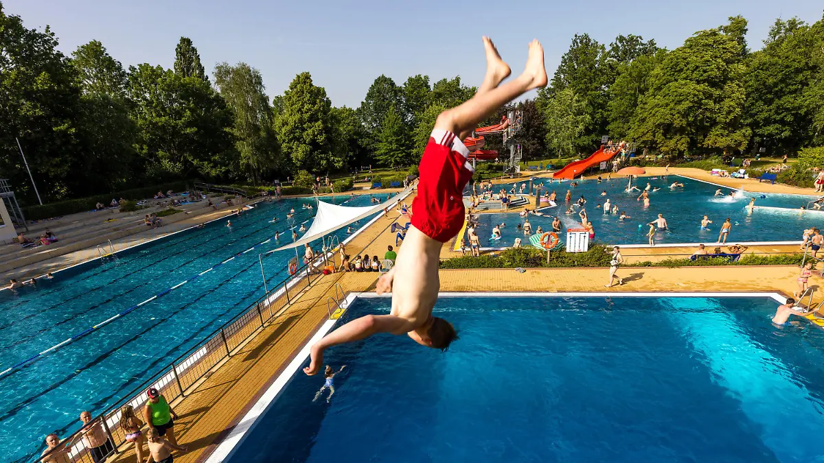 18.06.2022, Brandenburg, Forst: Im Freibad in Forst (Lausitz) springt ein Badegast bei etwa 35 Grad Celsius im Schatten von der 5-meter-Plattform des Sprungturms ins Becken. Foto: Frank Hammerschmidt/dpa +++ dpa-Bildfunk +++