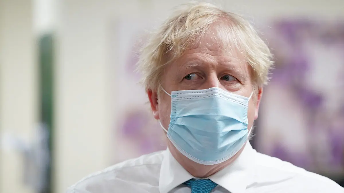 British Prime Minister Boris Johnson visits the Kent Oncology Centre at Maidstone Hospital in Kent, Britain, February 7, 2022. Gareth Fuller/Pool via REUTERS