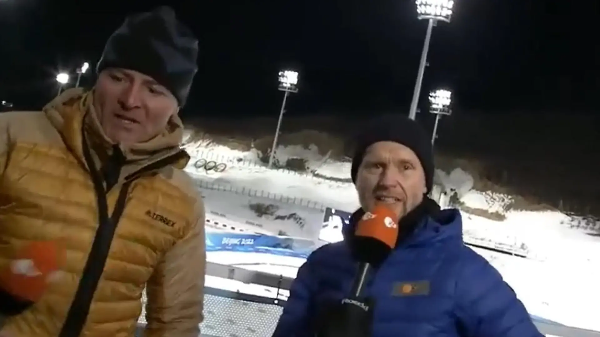 Sven Fischer eilt dem Kameramann zu Hilfe.