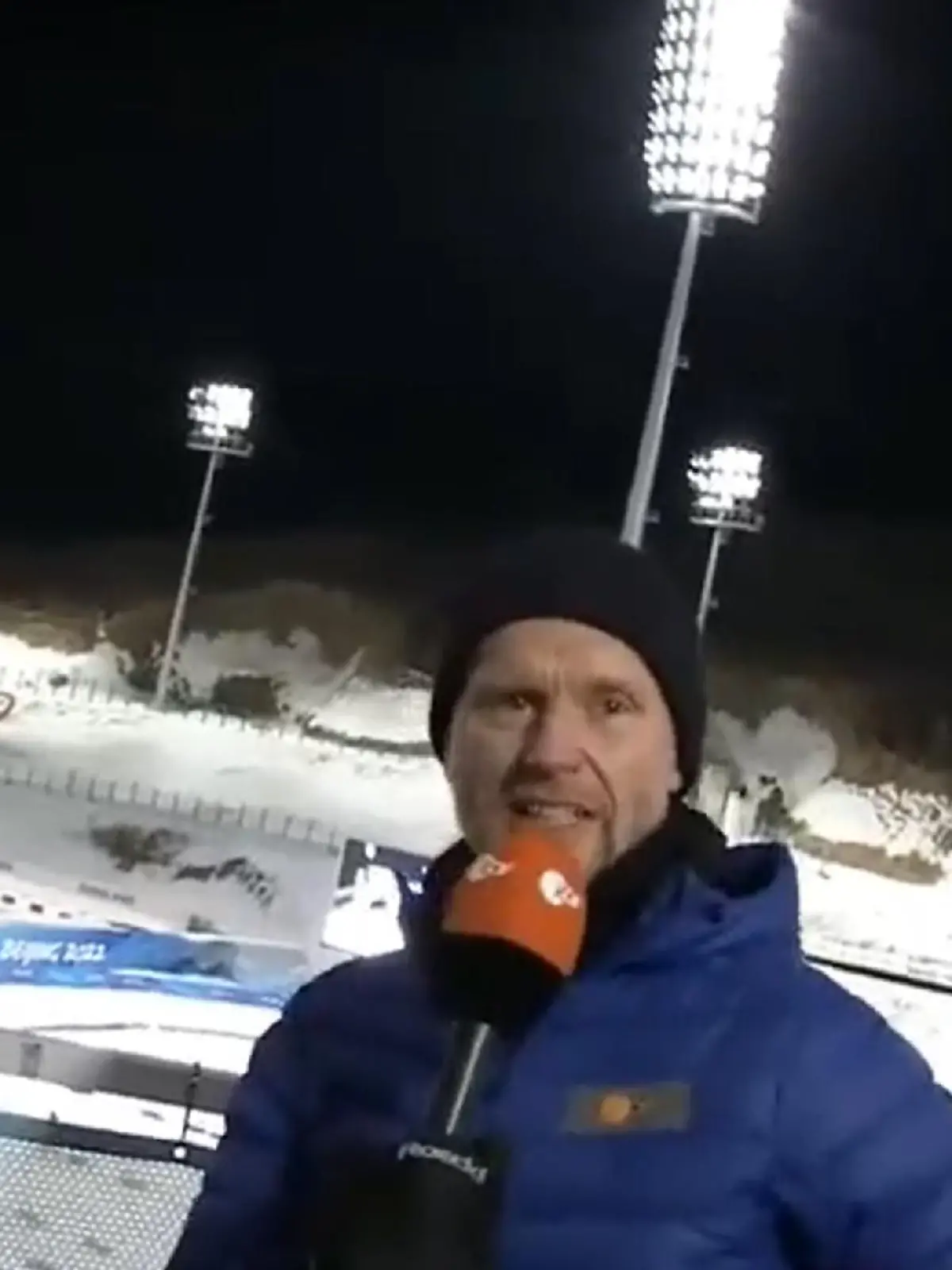 Sven Fischer eilt dem Kameramann zu Hilfe.
