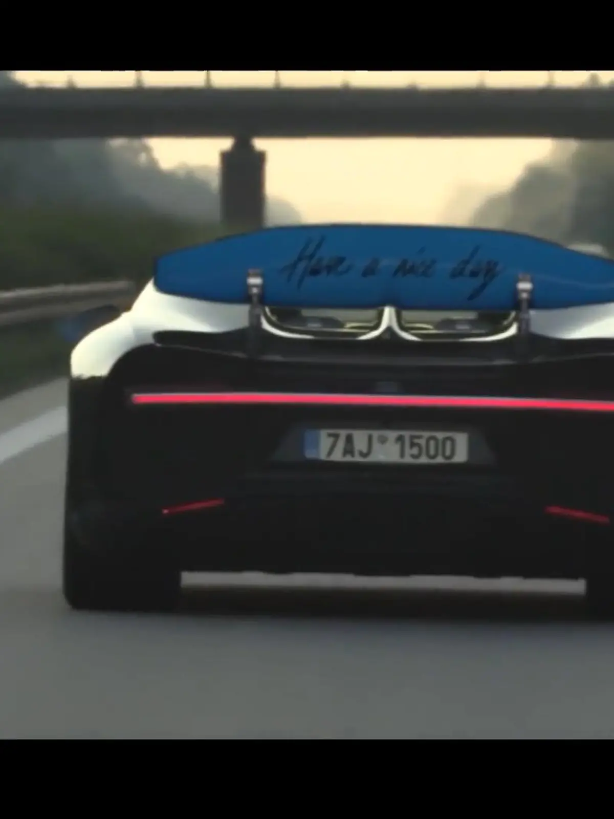 Der tschechische Milliardär, Radim Passer, hat für einen Schock-Moment auf der A2 zwischen Berlin und Hannover gesorgt. Der Liebhaber von teuren Sportwagen ist mit mehr als 400 km/h über die Fahrbahn gebrettert. Die Aktion zeigen wir im Video.