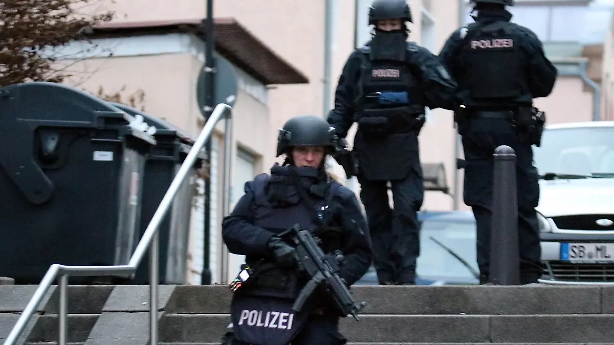 News Themen der Woche News Bilder des Tages 31.01.2022, xstox, News Blaulicht, Polizei Einsatz in Elversberg Verhaftung von Andreas Johannes S. empoli, v.l. Einsatz in Sulzbach / Elversberg zur Ergreifung des Verdaechtigen des Polizeimordes in der Baeckerei der Eltern. Elversberg *** 31 01 2022, xstox, news blue light, police operation in Elversberg arrest of Andreas Johannes S empoli, v l operation in Sulzbach Elversberg to capture the suspect of the police murder in the bakery of parents Elversberg