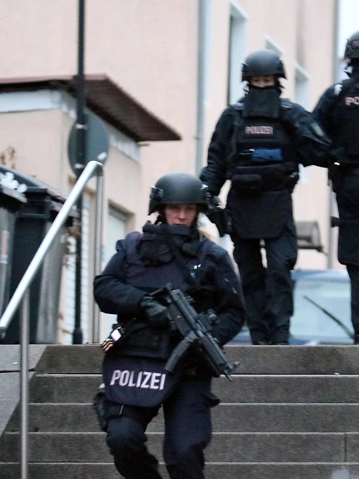 News Themen der Woche News Bilder des Tages 31.01.2022, xstox, News Blaulicht, Polizei Einsatz in Elversberg Verhaftung von Andreas Johannes S. empoli, v.l. Einsatz in Sulzbach / Elversberg zur Ergreifung des Verdaechtigen des Polizeimordes in der Baeckerei der Eltern. Elversberg *** 31 01 2022, xstox, news blue light, police operation in Elversberg arrest of Andreas Johannes S empoli, v l operation in Sulzbach Elversberg to capture the suspect of the police murder in the bakery of parents Elversberg