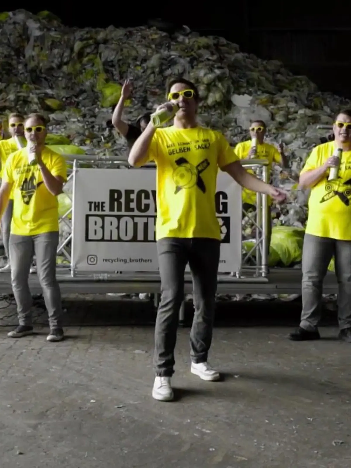 Bild zu: "Sie singen Song über gelben Sack"