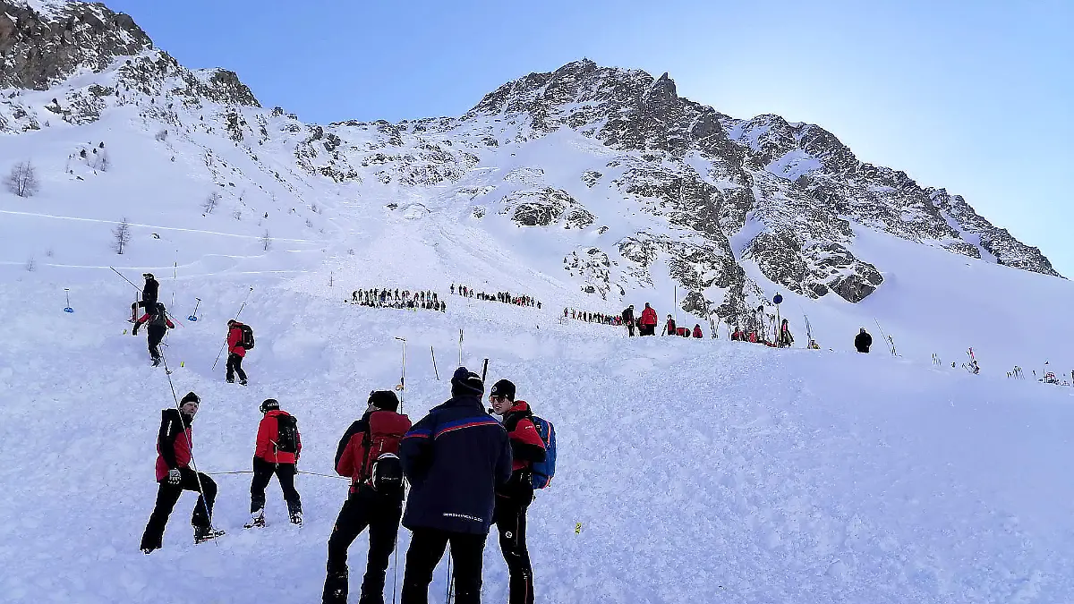 04.02.2022, Österreich, Sölden: Rettungskräfte sind am Lawinenkegel im Einsatz. Im beliebten Skiort Sölden verschüttete eine Lawine fünf Wintersportler auf einer gesicherten Piste. Sie wurden lebend geborgen. Foto: Zoom.Tirol/APA/dpa +++ dpa-Bildfunk +++