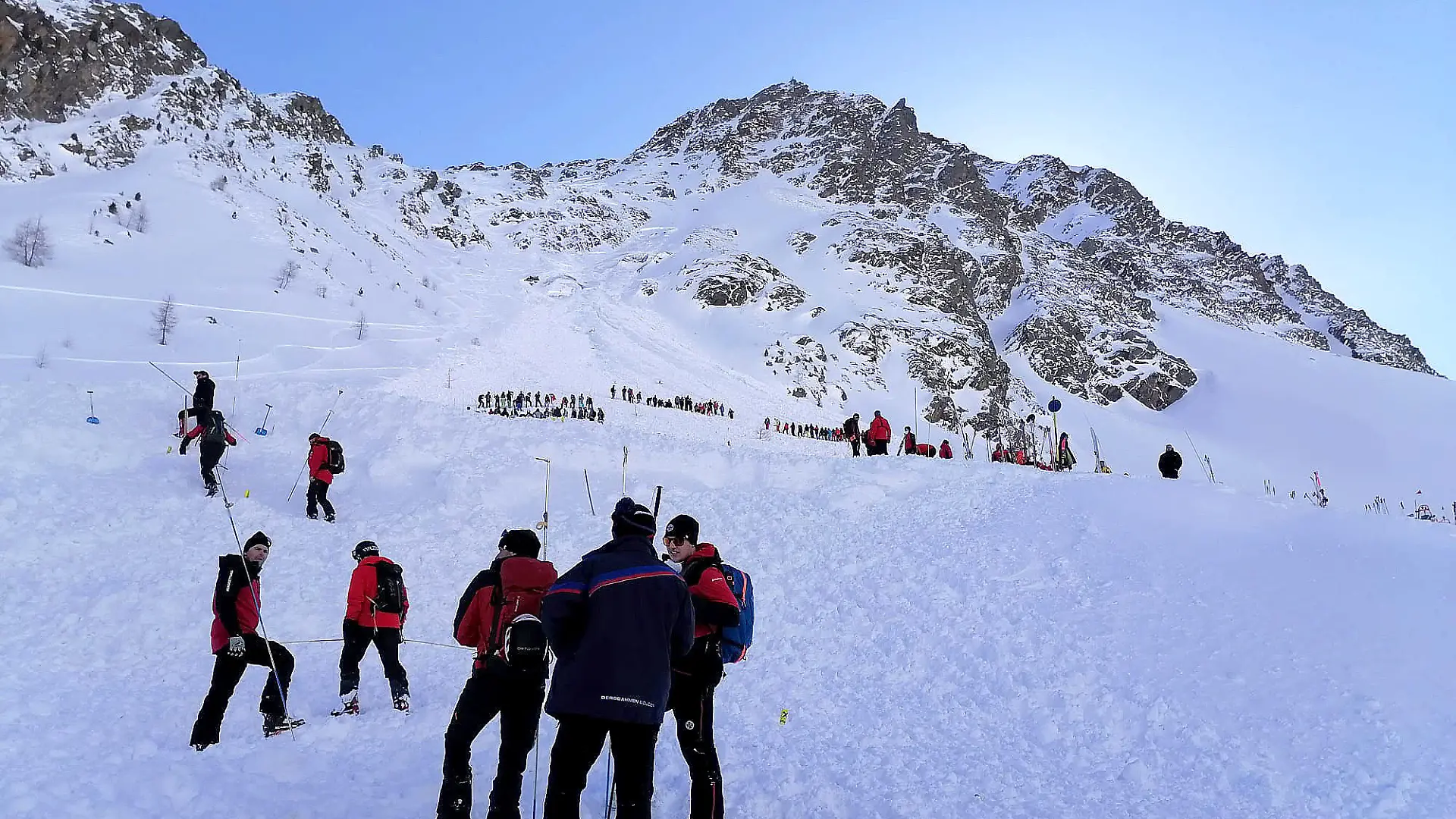 04.02.2022, Österreich, Sölden: Rettungskräfte sind am Lawinenkegel im Einsatz. Im beliebten Skiort Sölden verschüttete eine Lawine fünf Wintersportler auf einer gesicherten Piste. Sie wurden lebend geborgen. Foto: Zoom.Tirol/APA/dpa +++ dpa-Bildfunk +++