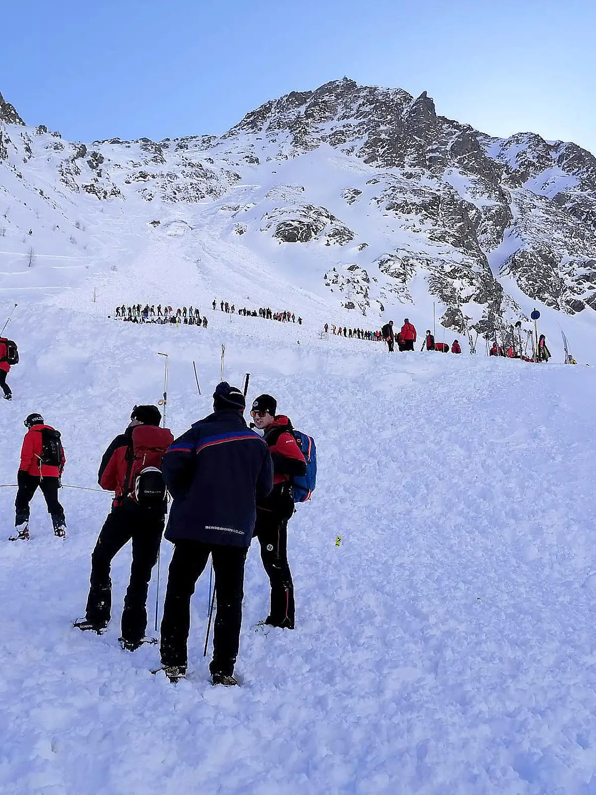 04.02.2022, Österreich, Sölden: Rettungskräfte sind am Lawinenkegel im Einsatz. Im beliebten Skiort Sölden verschüttete eine Lawine fünf Wintersportler auf einer gesicherten Piste. Sie wurden lebend geborgen. Foto: Zoom.Tirol/APA/dpa +++ dpa-Bildfunk +++
