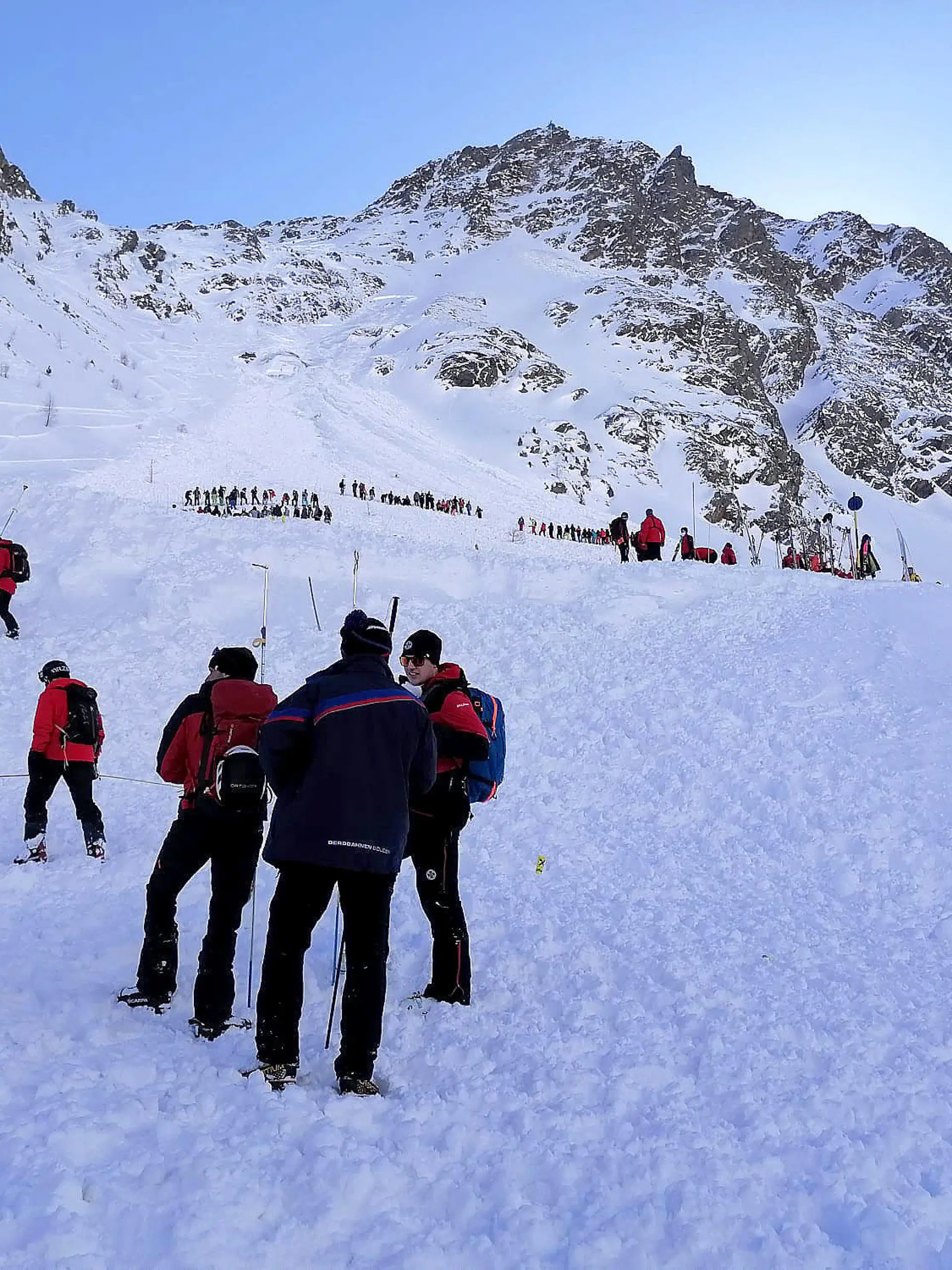 04.02.2022, Österreich, Sölden: Rettungskräfte sind am Lawinenkegel im Einsatz. Im beliebten Skiort Sölden verschüttete eine Lawine fünf Wintersportler auf einer gesicherten Piste. Sie wurden lebend geborgen. Foto: Zoom.Tirol/APA/dpa +++ dpa-Bildfunk +++