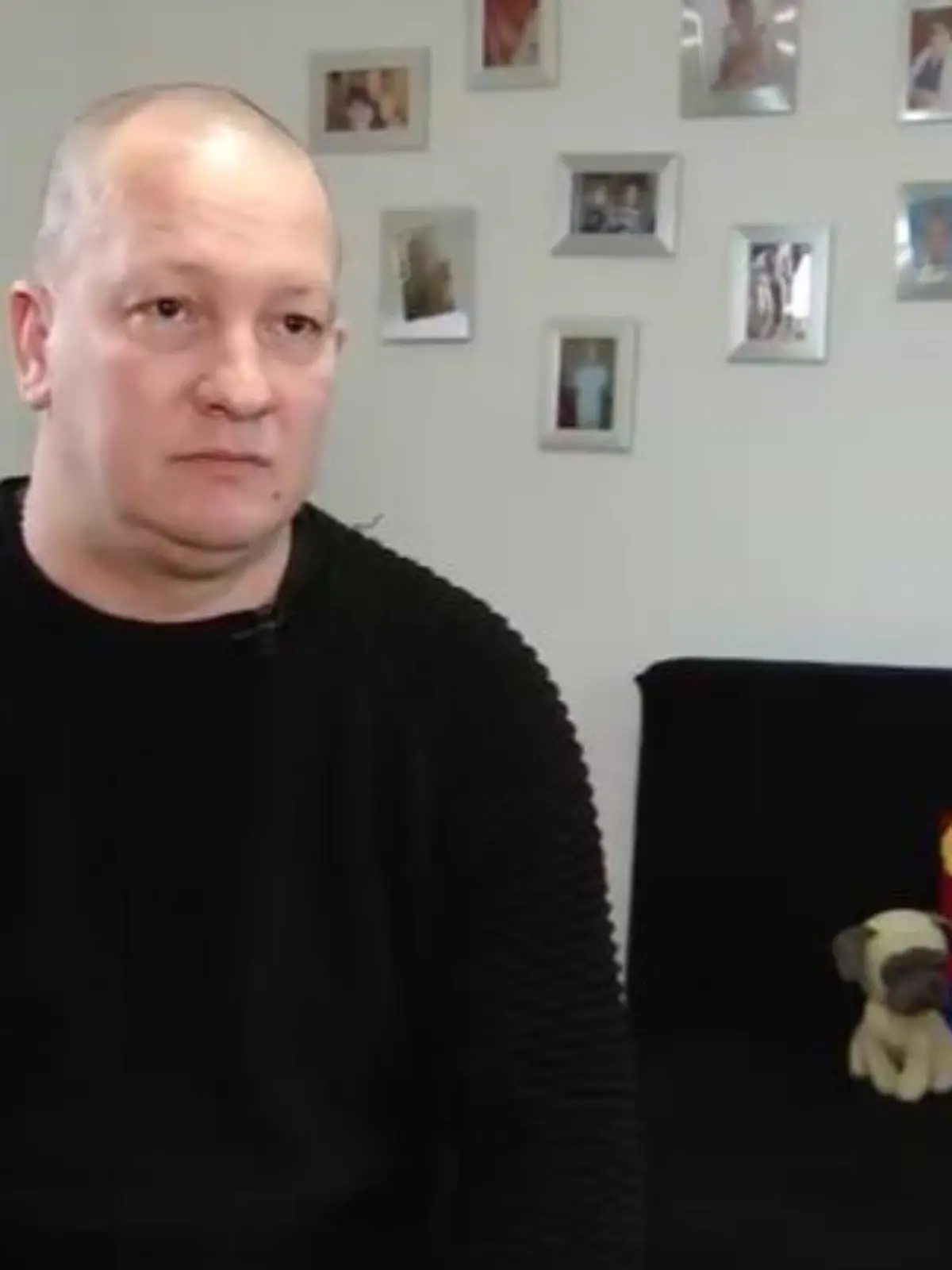 Screenshot eines Mannes, der scheinbar in seiner Wohnung ein Interview gibt