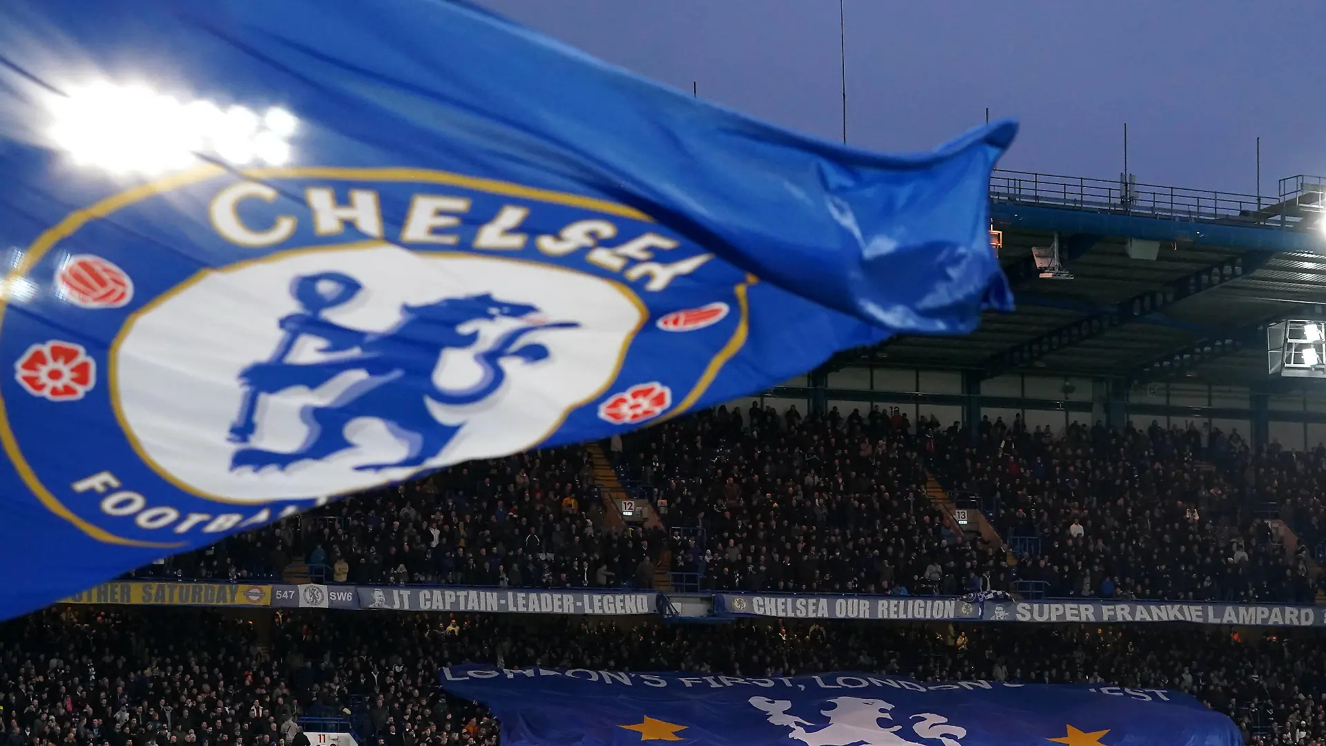 Chelsea v Tottenham Hotspur - Premier League - Stamford Bridge General view as flags are flown prior to kick-off in the Premier League match at Stamford Bridge, London. Picture date: Sunday January 23, 2022. EDITORIAL USE ONLY No use with unauthorised audio, video, data, fixture lists, club/league logos or live services. Online in-match use limited to 120 images, no video emulation. No use in betting, games or single club/league/player publications. PUBLICATIONxNOTxINxUKxIRL Copyright: xNickxPottsx 64906800