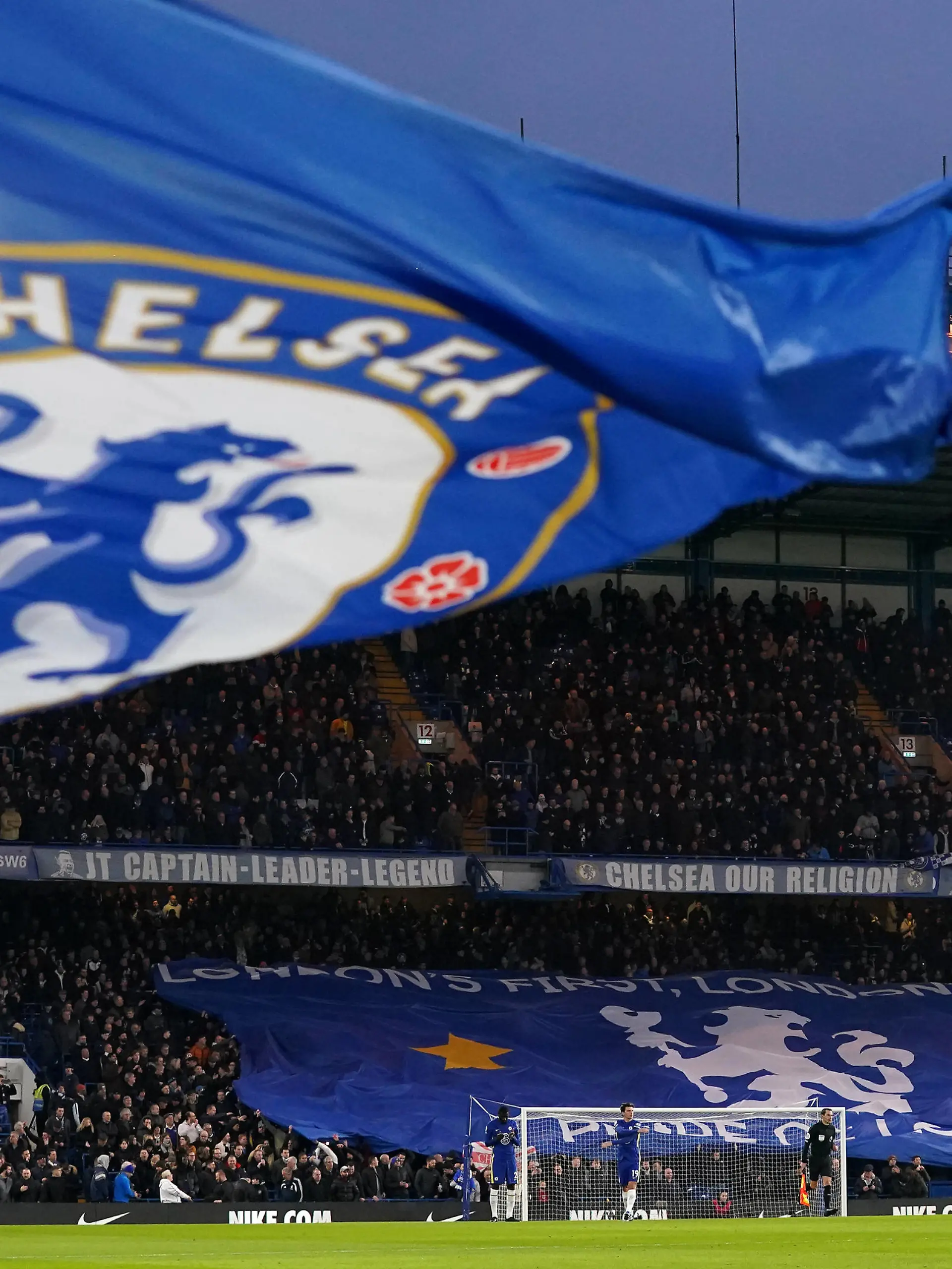  Chelsea v Tottenham Hotspur - Premier League - Stamford Bridge General view as flags are flown prior to kick-off in the Premier League match at Stamford Bridge, London. Picture date: Sunday January 23, 2022. EDITORIAL USE ONLY No use with unauthorised audio, video, data, fixture lists, club/league logos or live services. Online in-match use limited to 120 images, no video emulation. No use in betting, games or single club/league/player publications. PUBLICATIONxNOTxINxUKxIRL Copyright: xNickxPottsx 64906800