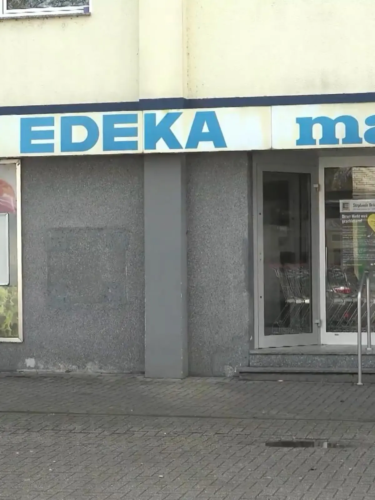 Bild zu: "Mann bringt Senioren zum Supermarkt"
