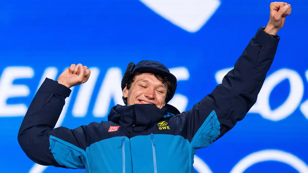 220207 Nils van der Poel of Sweden celebrates his gold medal on the podium the at the medal ceremony for men s 5000 meter Speed skating, Eisschnelllauf during day 3 of the 2022 Winter Olympics on February 7, 2022 in Beijing. Photo: Mathias Bergeld / BILDBYRAN / kod MB / MB0311 Olympic Games, Olympische Spiele, Olympia, OS olympics winter olympics os ol olympiska spel vinter-os olympiske leker peking peking 2022 beijing 2022 beijing 2022 olympic games beijing 2022 winter olympic games peking-os beijing-ol vinter-ol 3 bbeng medaljceremoni medaljeseremoni medal ceremony sweden sverige jubel guld os-guld *** 220207 Nils van der Poel of Sweden celebrates his gold medal on the podium the at the medal ceremony for men s 5000 meter speed skating during day 3 of the 2022 Winter Olympics on February 7, 2022 in Beijing Photo Mathias Bergeld BILDBYRAN kod MB MB0311 olympic games olympics winter olympics os ol olympic games winter os olympic games peking peking 2022 beijing 2022 beijing 2022 olympic games beijing 2022 winter olympic games peking os beijing ol winter ol 3 bbeng medal ceremony medal ceremony sweden sweden jubilee gold os gold, PUBLICATIONxNOTxINxSWExNORxAUT Copyright: MATHIASxBERGELD BB220207MB134