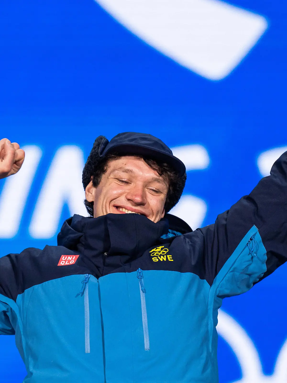  220207 Nils van der Poel of Sweden celebrates his gold medal on the podium the at the medal ceremony for men s 5000 meter Speed skating, Eisschnelllauf during day 3 of the 2022 Winter Olympics on February 7, 2022 in Beijing. Photo: Mathias Bergeld / BILDBYRAN / kod MB / MB0311 Olympic Games, Olympische Spiele, Olympia, OS olympics winter olympics os ol olympiska spel vinter-os olympiske leker peking peking 2022 beijing 2022 beijing 2022 olympic games beijing 2022 winter olympic games peking-os beijing-ol vinter-ol 3 bbeng medaljceremoni medaljeseremoni medal ceremony sweden sverige jubel guld os-guld *** 220207 Nils van der Poel of Sweden celebrates his gold medal on the podium the at the medal ceremony for men s 5000 meter speed skating during day 3 of the 2022 Winter Olympics on February 7, 2022 in Beijing Photo Mathias Bergeld BILDBYRAN kod MB MB0311 olympic games olympics winter olympics os ol olympic games winter os olympic games peking peking 2022 beijing 2022 beijing 2022 olympic games beijing 2022 winter olympic games peking os beijing ol winter ol 3 bbeng medal ceremony medal ceremony sweden sweden jubilee gold os gold, PUBLICATIONxNOTxINxSWExNORxAUT Copyright: MATHIASxBERGELD BB220207MB134 