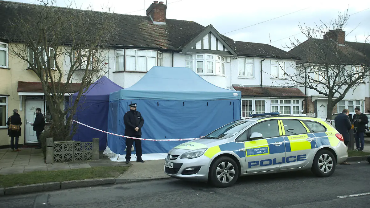 dpatopbilder - 13.03.2018, Großbritannien, London: Ein Polizist bewacht ein Wohnhaus in Südwesten von London. Nach Polizeiangaben wird im ungeklärten Todesfall des russischen Geschäftsmanns Nikolai Gluschkow ermittelt. Im Fall Gluschkow sieht die Polizei derzeit keine Verbindung zu dem Attentat auf den Ex-Doppelagenten Skripal und dessen Tochter. Foto: Yui Mok/PA Wire/dpa +++ dpa-Bildfunk +++