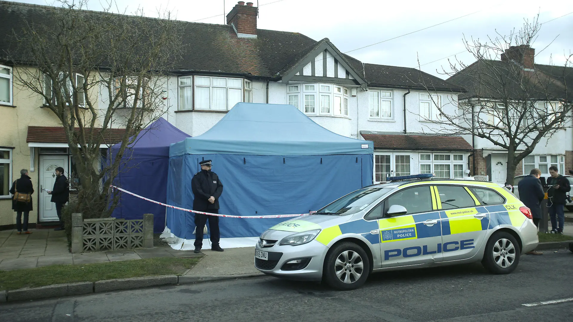 dpatopbilder - 13.03.2018, Großbritannien, London: Ein Polizist bewacht ein Wohnhaus in Südwesten von London. Nach Polizeiangaben wird im ungeklärten Todesfall des russischen Geschäftsmanns Nikolai Gluschkow ermittelt. Im Fall Gluschkow sieht die Polizei derzeit keine Verbindung zu dem Attentat auf den Ex-Doppelagenten Skripal und dessen Tochter. Foto: Yui Mok/PA Wire/dpa +++ dpa-Bildfunk +++