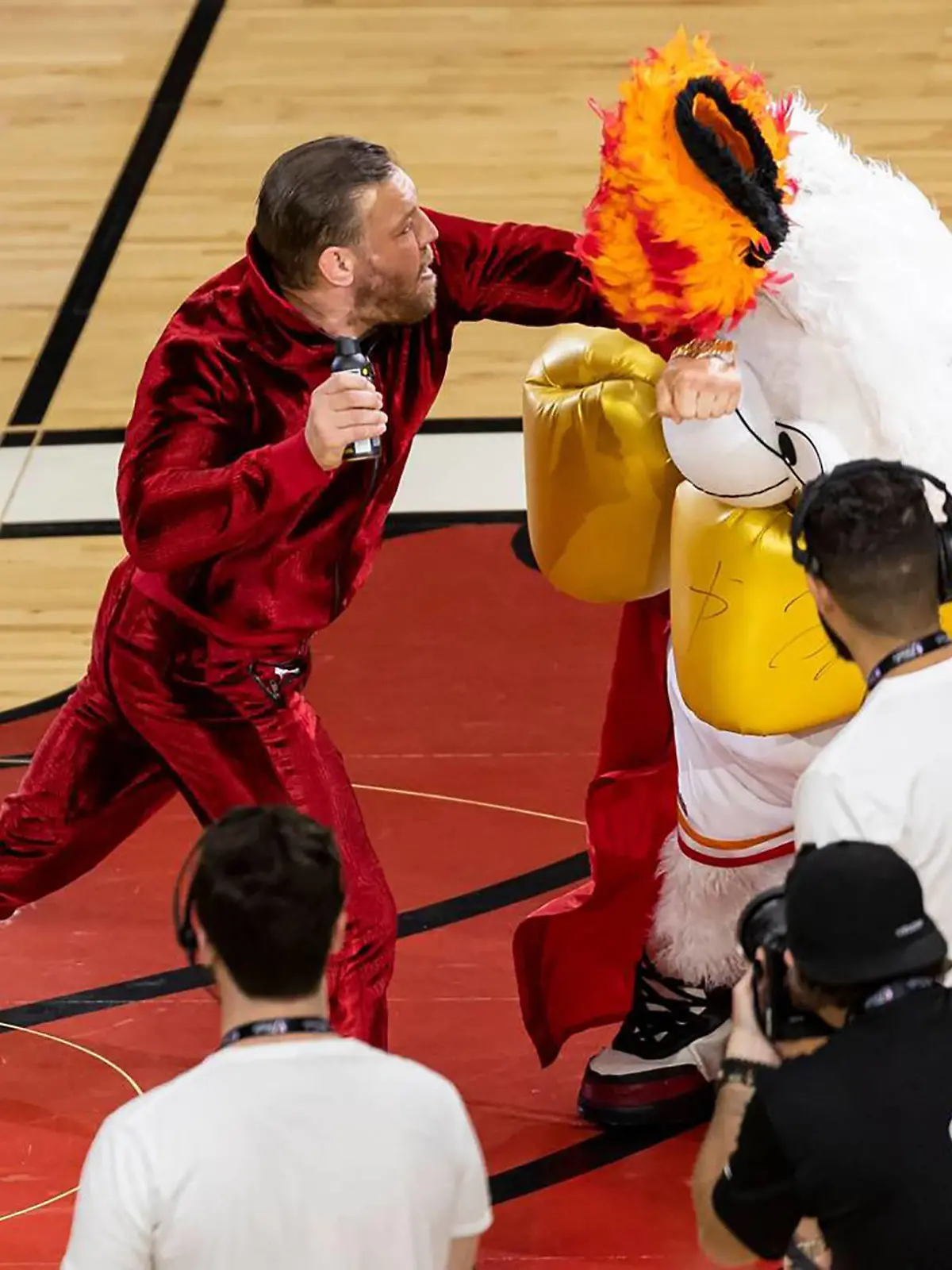 June 9, 2023, Miami, Florida, USA: Mixed martial arts fighter CONOR MCGREGOR, 34, left, swings at Miami Heat mascot Burnie during a timeout period in Game 4 of the NBA, Basketball Herren, USA Finals against the Denver Nuggets at the Kaseya Center in Miami. Miami Florida - ZUMAm67_ 20230610_zaf_m67_013 Copyright: xMatiasxJ.xOcnerx