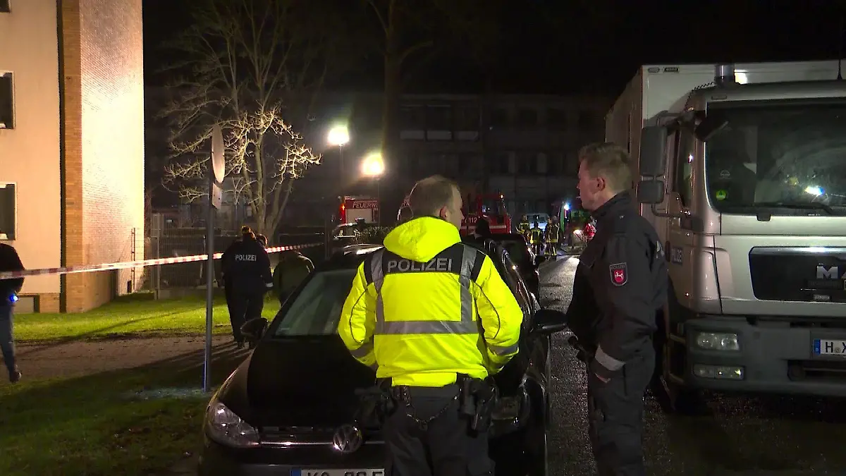 Die Polizei sperrte das Gebiet um das Mehrfamilienhaus ab.