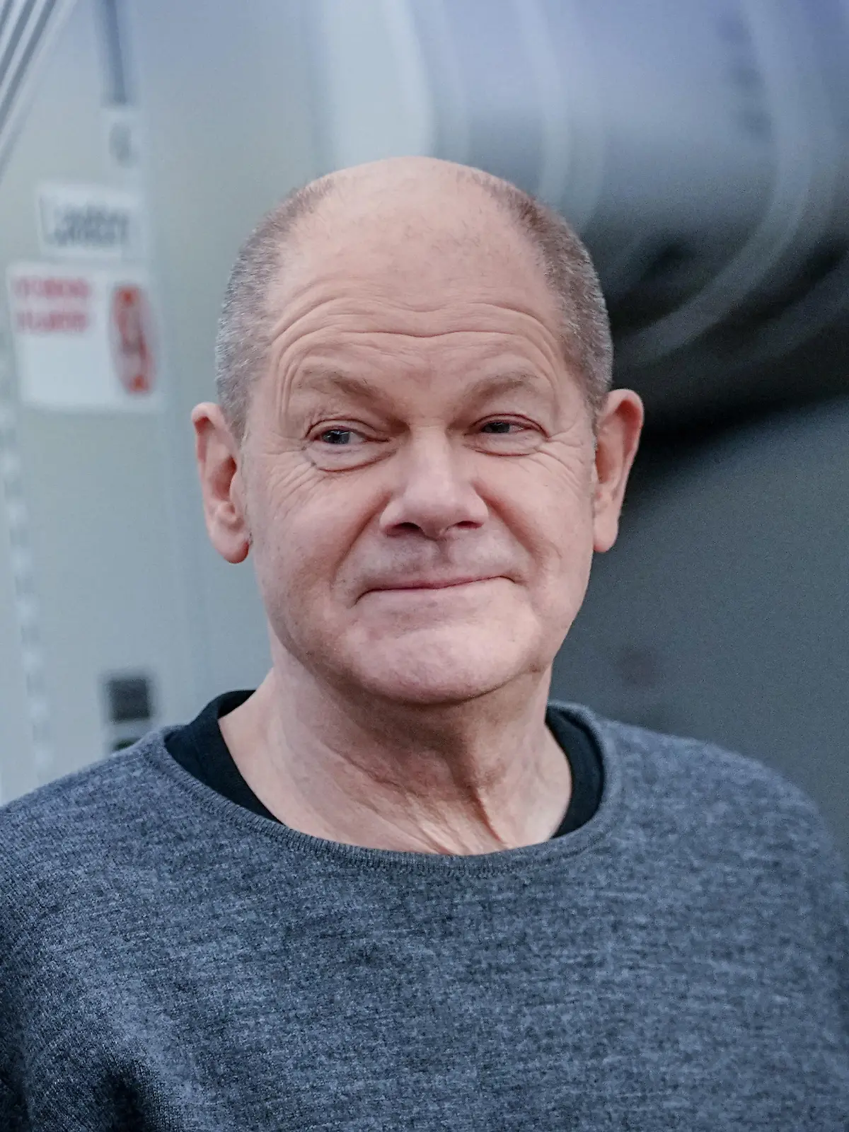 Bundeskanzler Olaf Scholz (SPD) lächelt im Airbus A340 der Luftwaffe auf dem Weg nach Washington zu mitreisenden Journalisten. Scholz reist zu seinem Antrittsbesuch in die USA. Dort trifft er US-Präsident Biden im Weißen Haus.