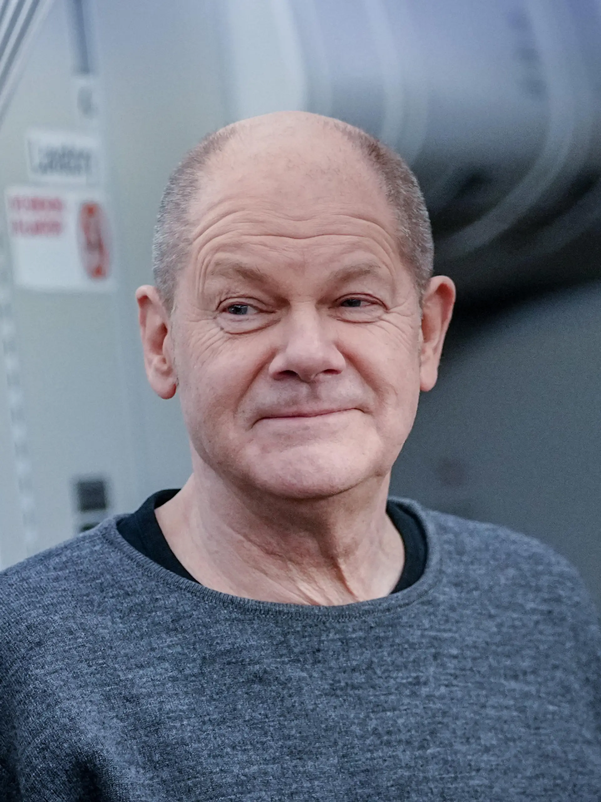 Bundeskanzler Olaf Scholz (SPD) lächelt im Airbus A340 der Luftwaffe auf dem Weg nach Washington zu mitreisenden Journalisten. Scholz reist zu seinem Antrittsbesuch in die USA. Dort trifft er US-Präsident Biden im Weißen Haus.