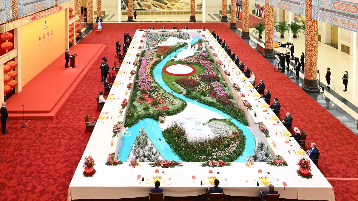 (220205) -- BEIJING, Feb. 5, 2022 (Xinhua) -- Chinese President Xi Jinping and his wife Peng Liyuan host a banquet to welcome distinguished guests from around the world who attended the opening ceremony of the Beijing 2022 Olympic Winter Games, at the Great Hall of the People in Beijing, capital of China, Feb. 5, 2022. (Xinhua/Shen Hong)